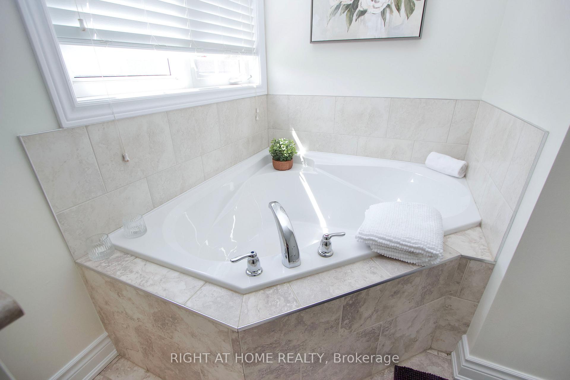 Photo 10 of 931 Barbados Street, Oshawa, Northglen — HOMEH