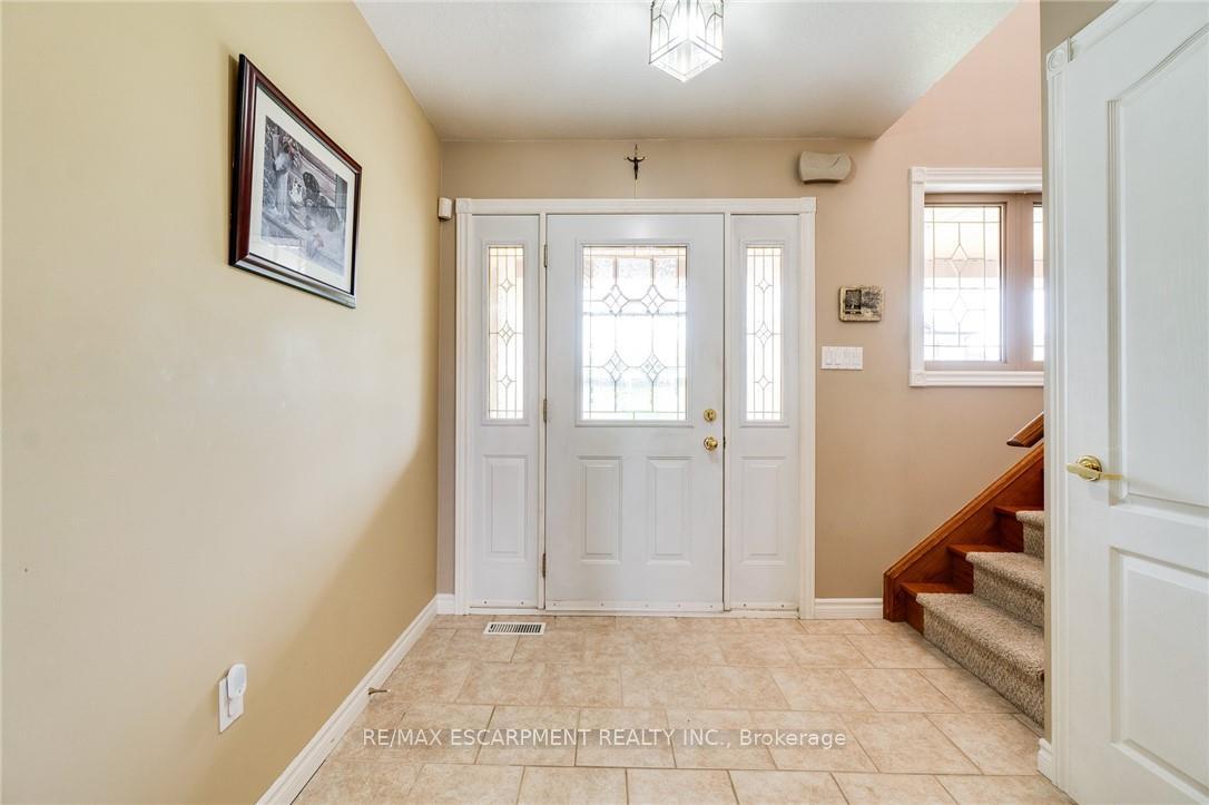 Photo 2 of 10 Grassyplain Drive, Hamilton, Mount Hope — HOMEH