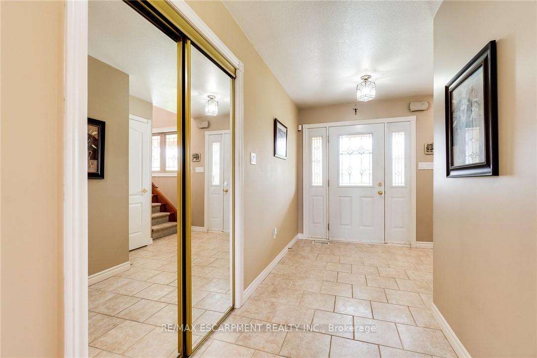 Photo 3 of 10 Grassyplain Drive, Hamilton, Mount Hope — HOMEH