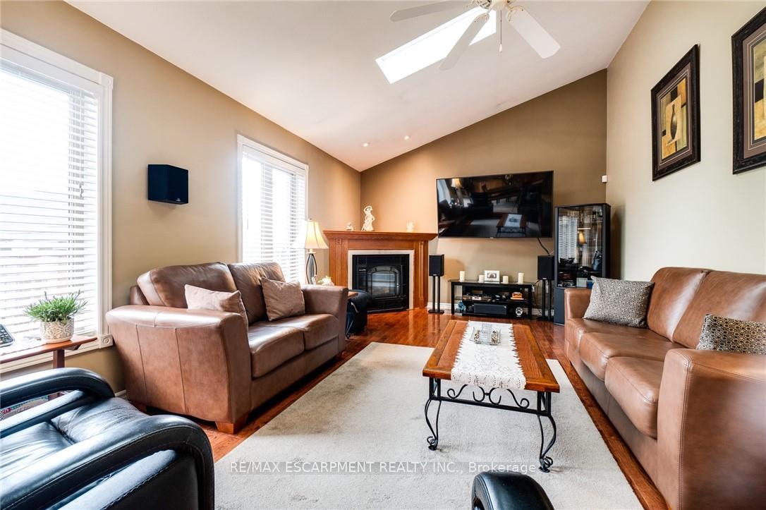 Photo 12 of 10 Grassyplain Drive, Hamilton, Mount Hope — HOMEH