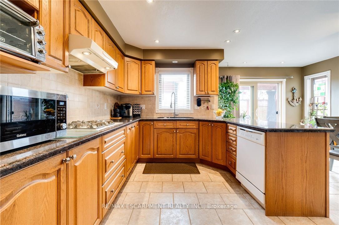 Photo 19 of 10 Grassyplain Drive, Hamilton, Mount Hope — HOMEH