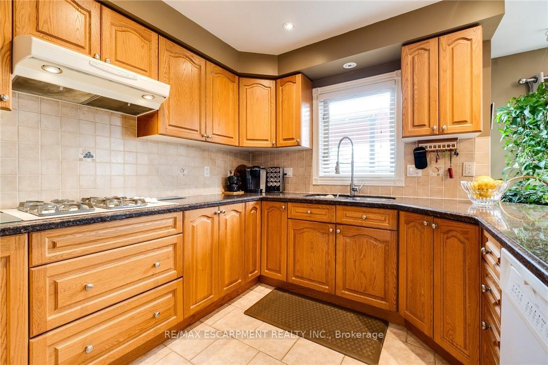 Photo 16 of 10 Grassyplain Drive, Hamilton, Mount Hope — HOMEH