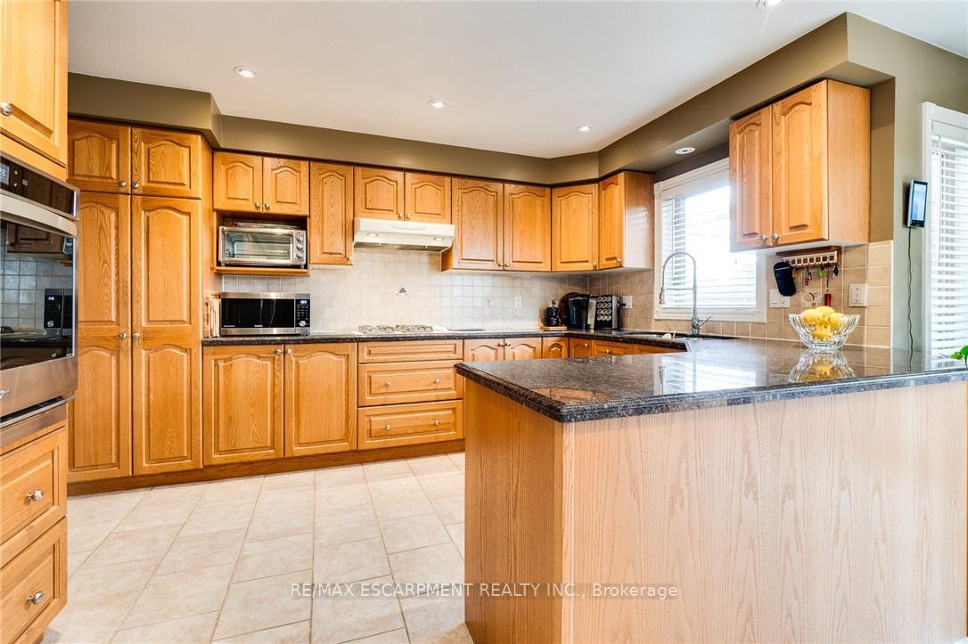 Photo 14 of 10 Grassyplain Drive, Hamilton, Mount Hope — HOMEH