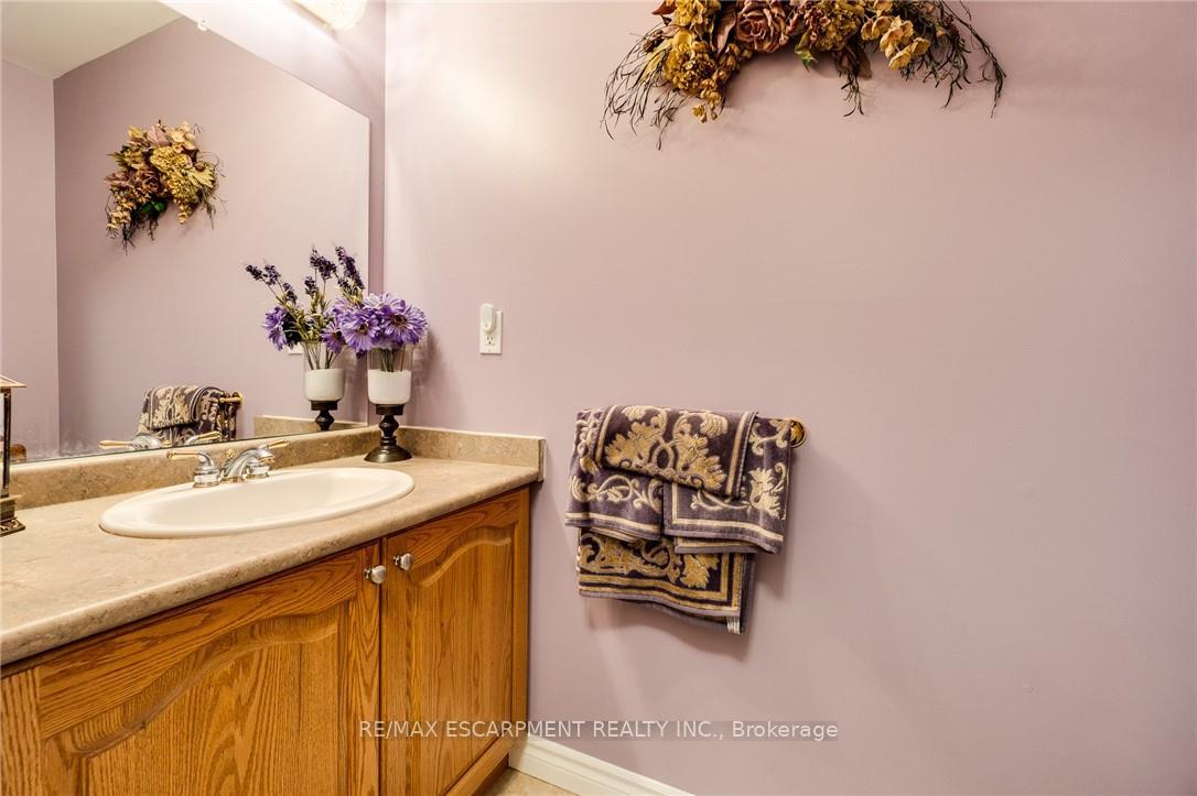 Photo 22 of 10 Grassyplain Drive, Hamilton, Mount Hope — HOMEH