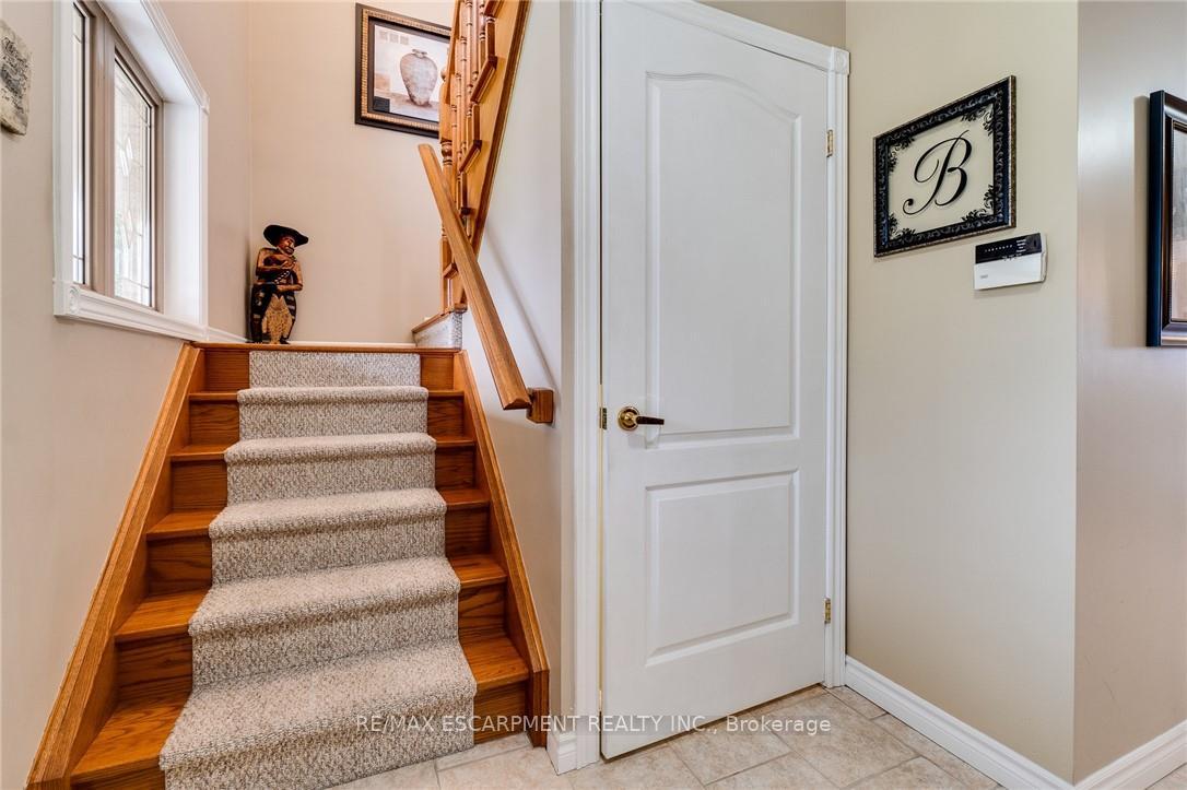 Photo 21 of 10 Grassyplain Drive, Hamilton, Mount Hope — HOMEH