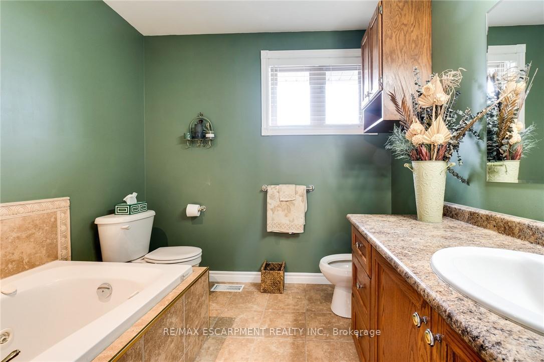 Photo 24 of 10 Grassyplain Drive, Hamilton, Mount Hope — HOMEH