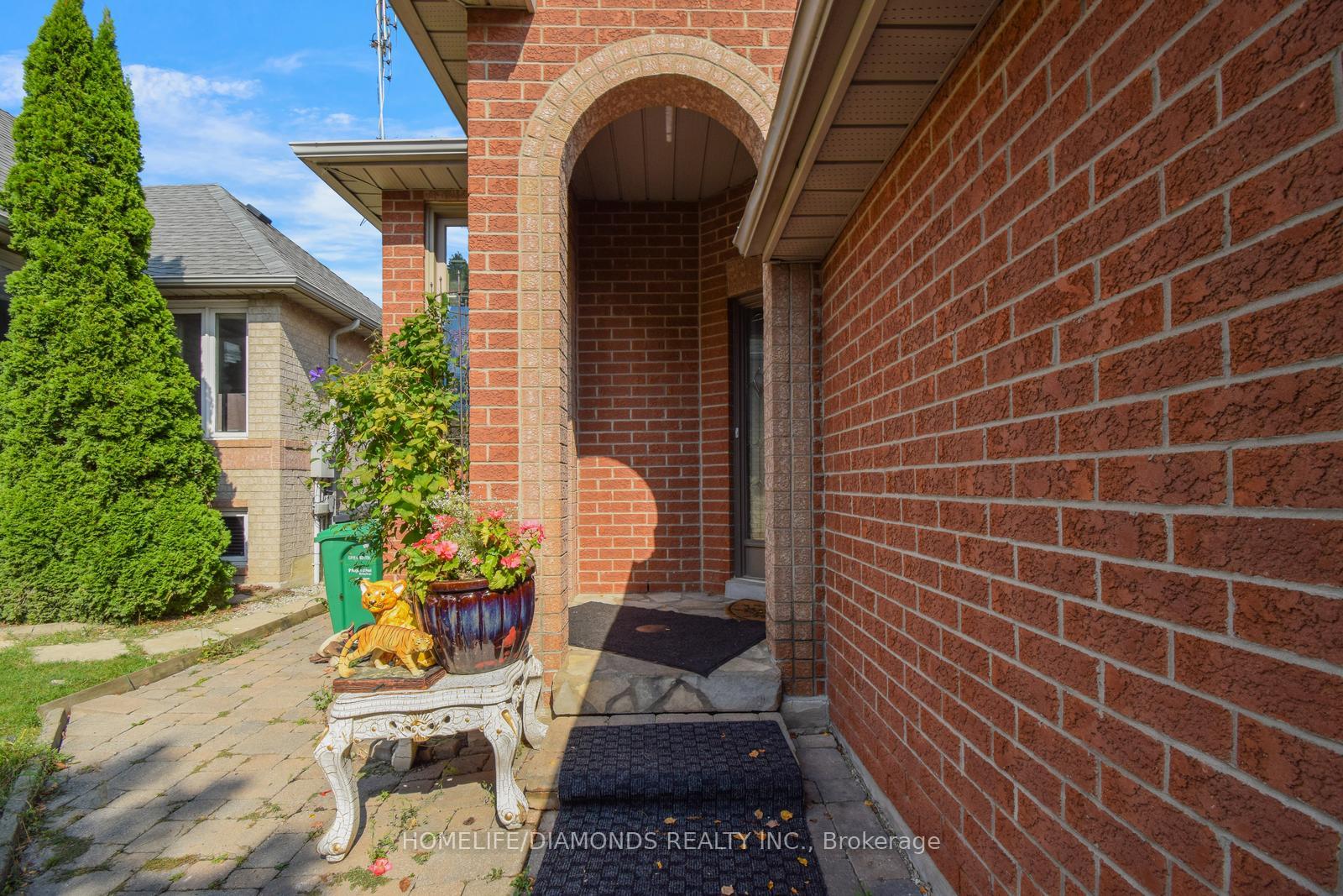 Photo 3 of 85 Springview Drive, Brampton, Brampton West — HOMEH