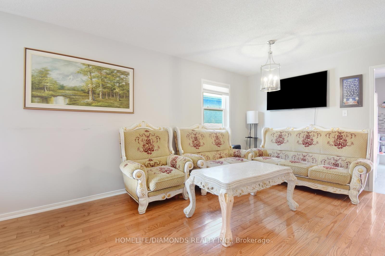 Photo 8 of 85 Springview Drive, Brampton, Brampton West — HOMEH