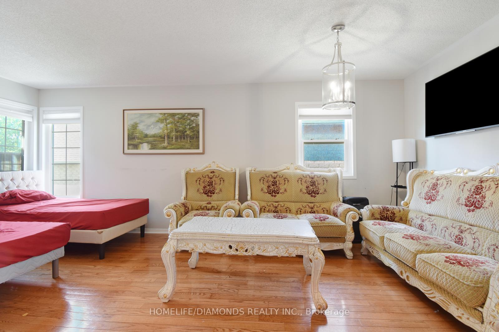 Photo 4 of 85 Springview Drive, Brampton, Brampton West — HOMEH