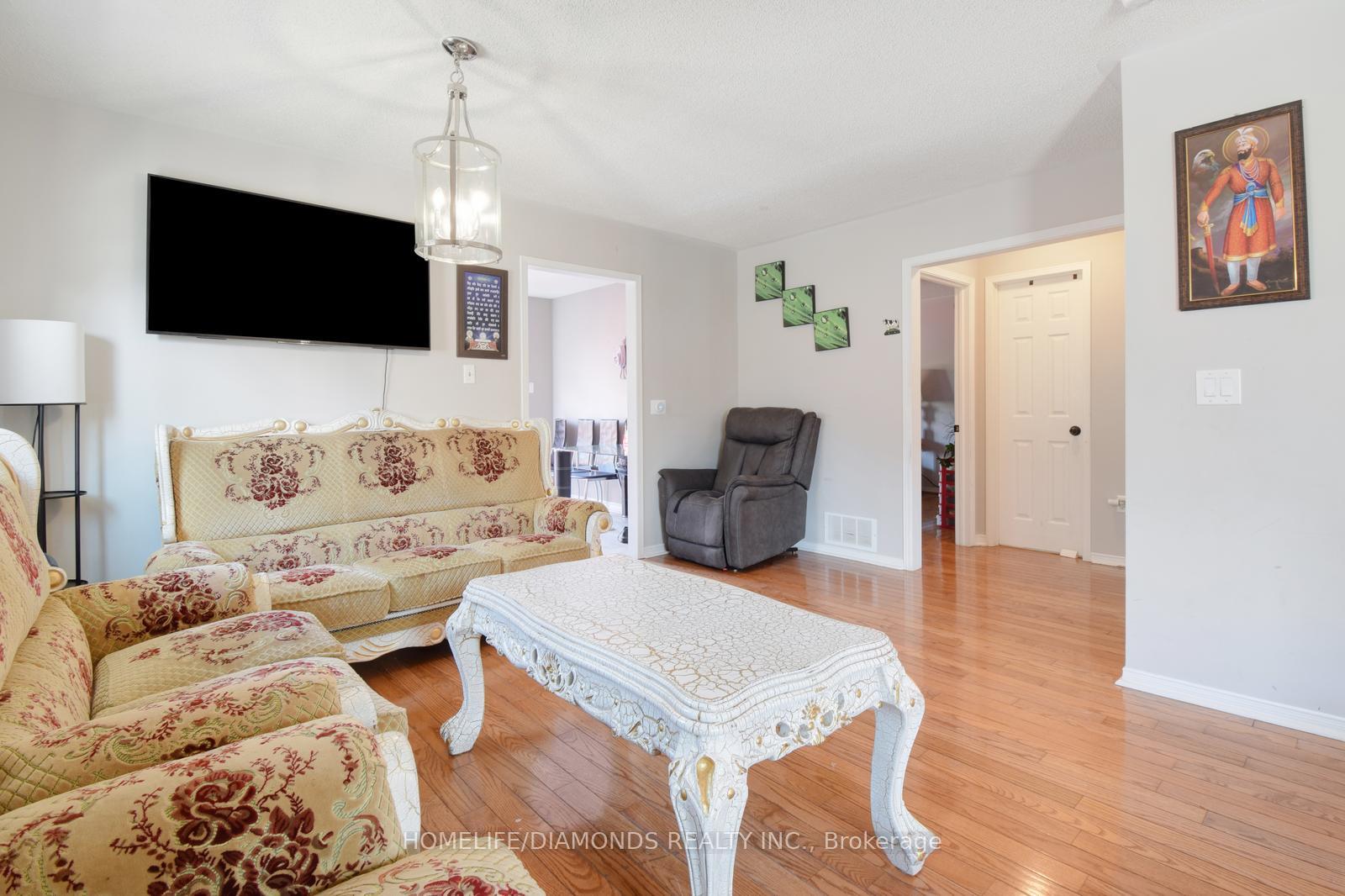 Photo 19 of 85 Springview Drive, Brampton, Brampton West — HOMEH