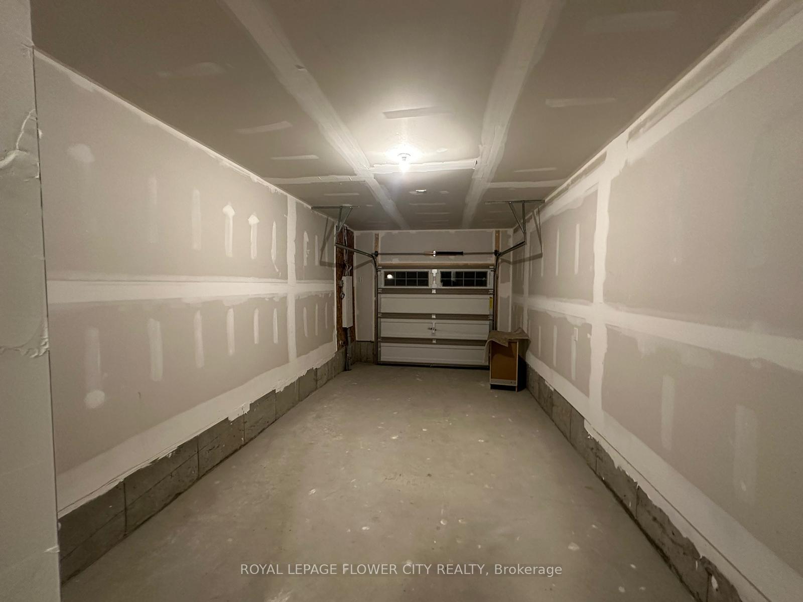 Photo 12 of 14 Calloway Drive, Whitby, Downtown Whitby — HOMEH