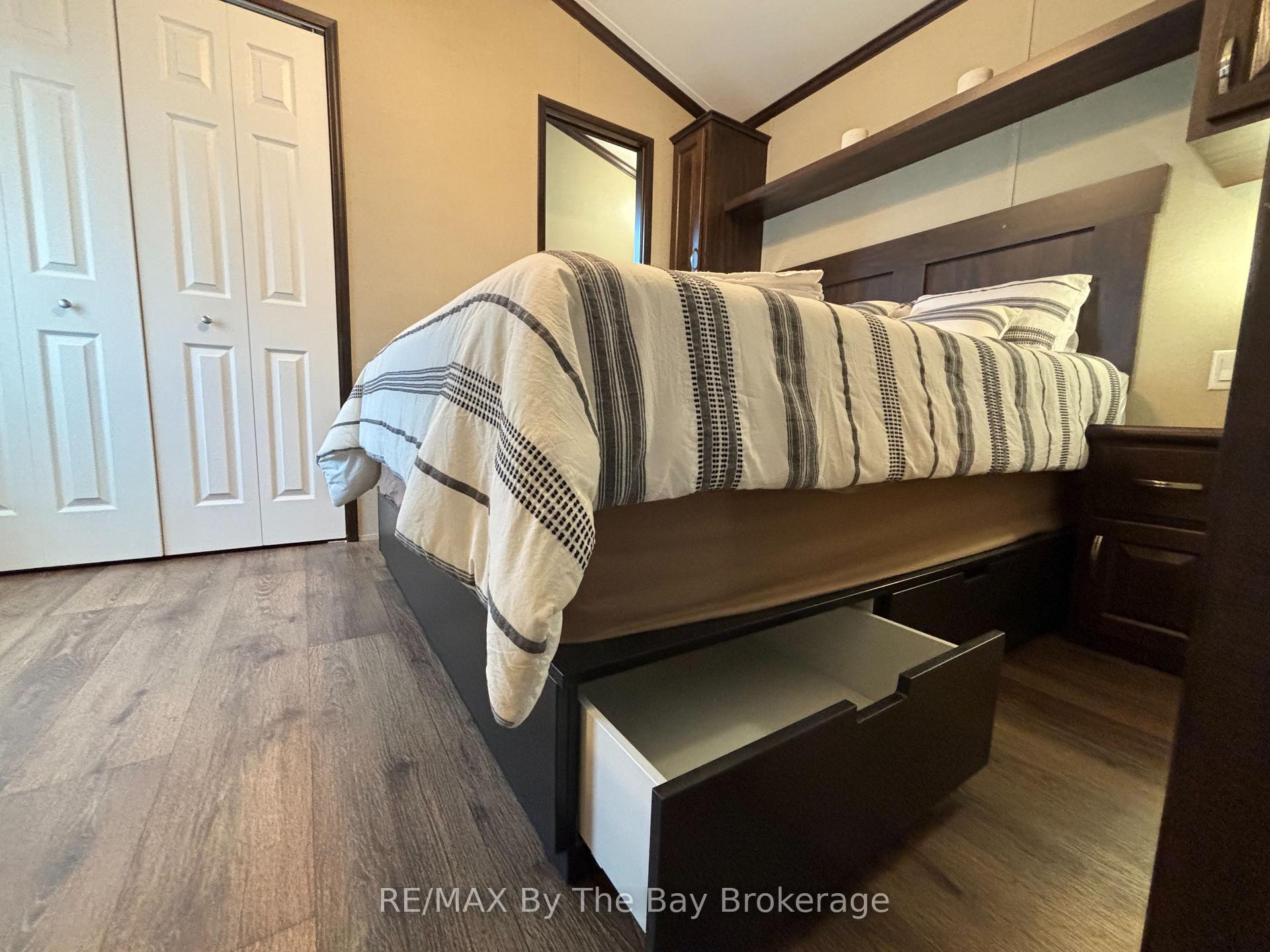 Photo 21 of 15 Chippewa Trail, Wasaga Beach — HOMEH