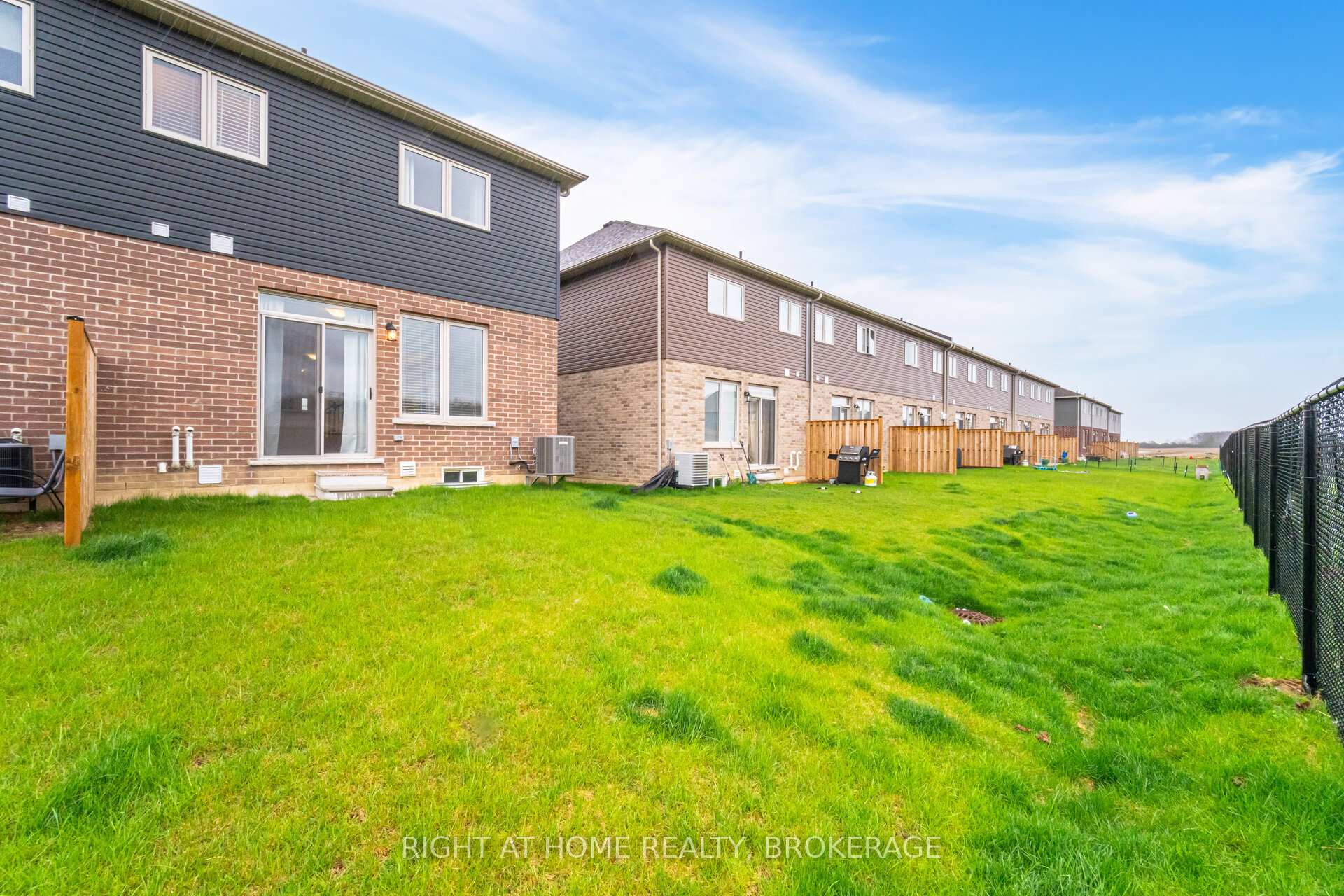 Photo 24 of 30 Zoe Lane, Hamilton, Rural Glanbrook — HOMEH
