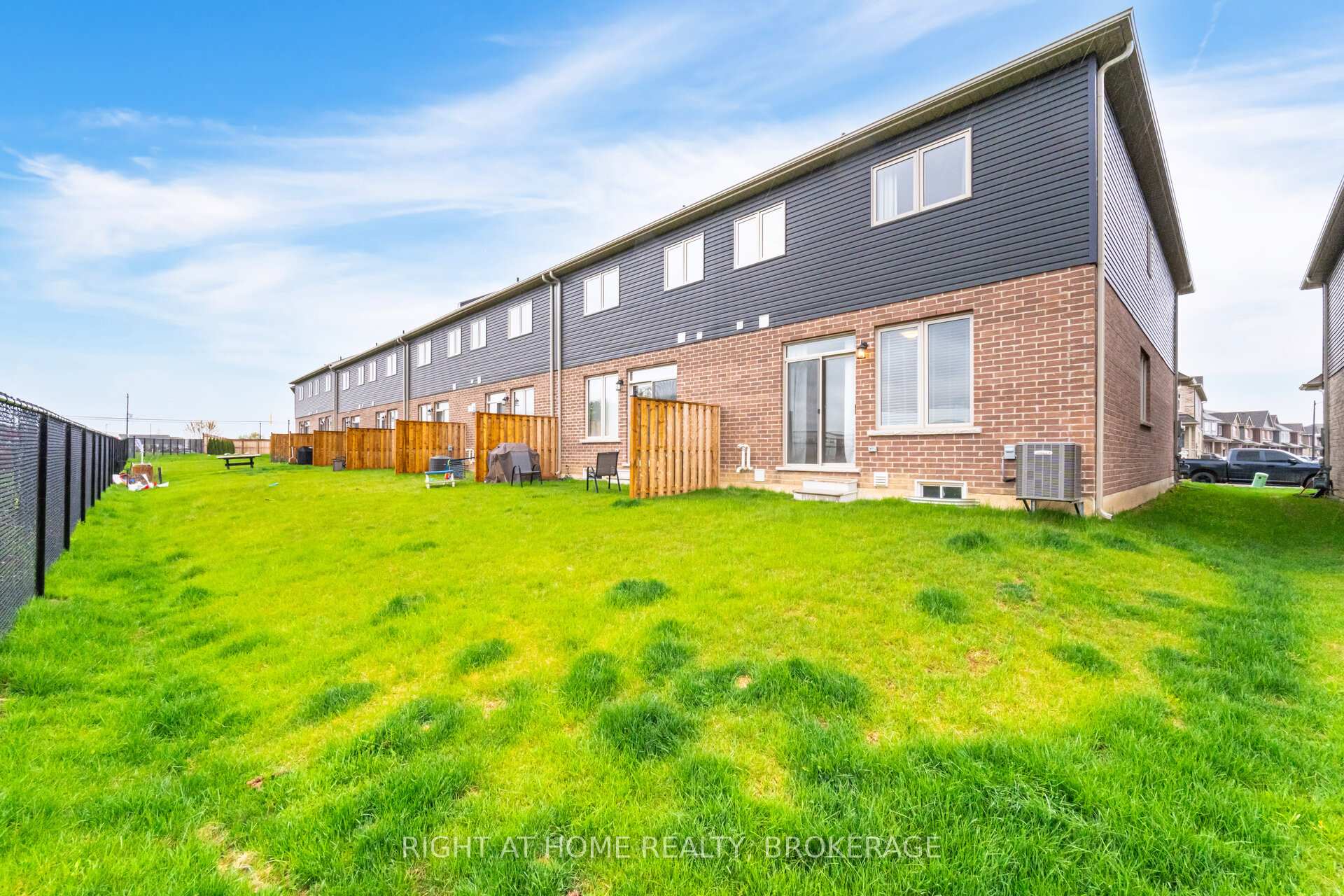 Photo 23 of 30 Zoe Lane, Hamilton, Rural Glanbrook — HOMEH