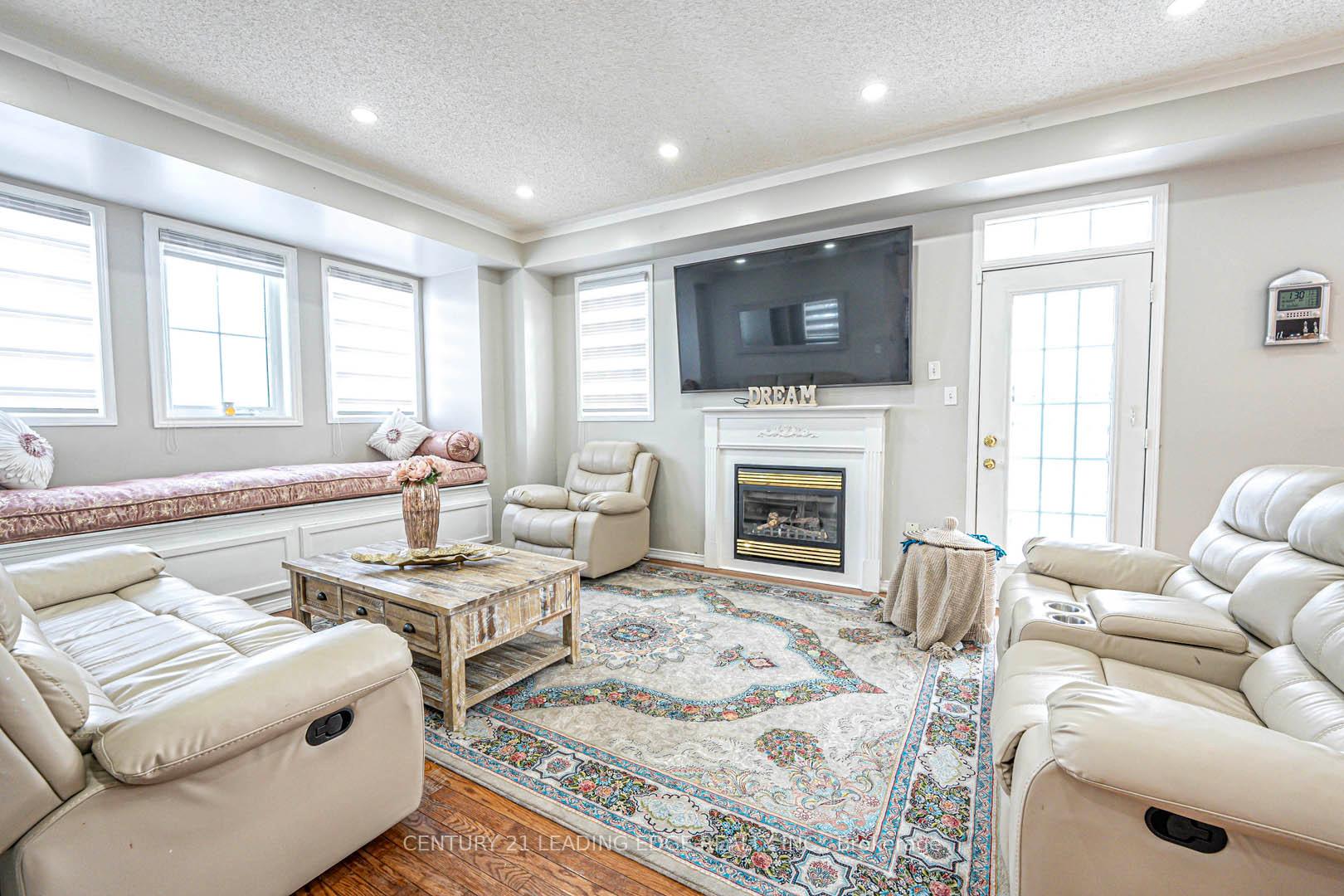Photo 5 of 145 Woodbine Place, Oshawa, Windfields — HOMEH