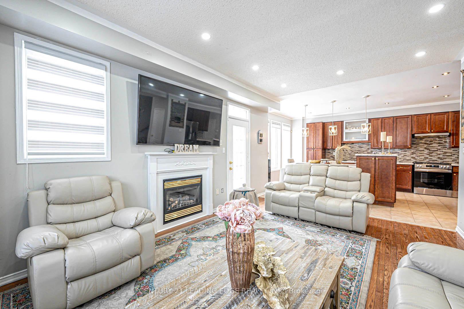 Photo 8 of 145 Woodbine Place, Oshawa, Windfields — HOMEH