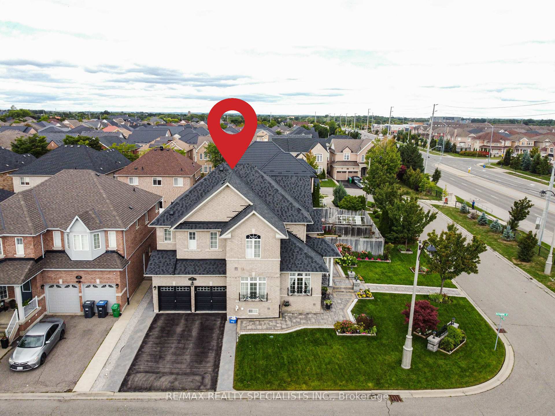 Photo 3 of 37 Bluffwood Crescent, Brampton, Bram East — HOMEH