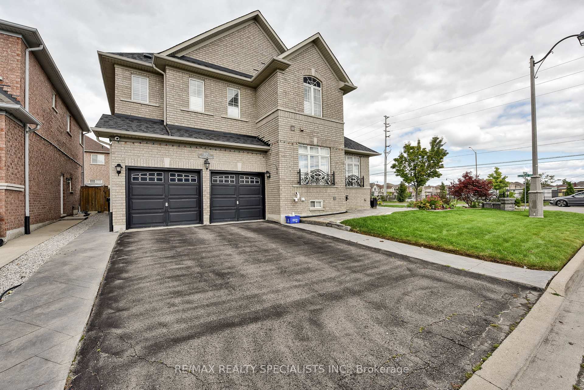 Photo 4 of 37 Bluffwood Crescent, Brampton, Bram East — HOMEH
