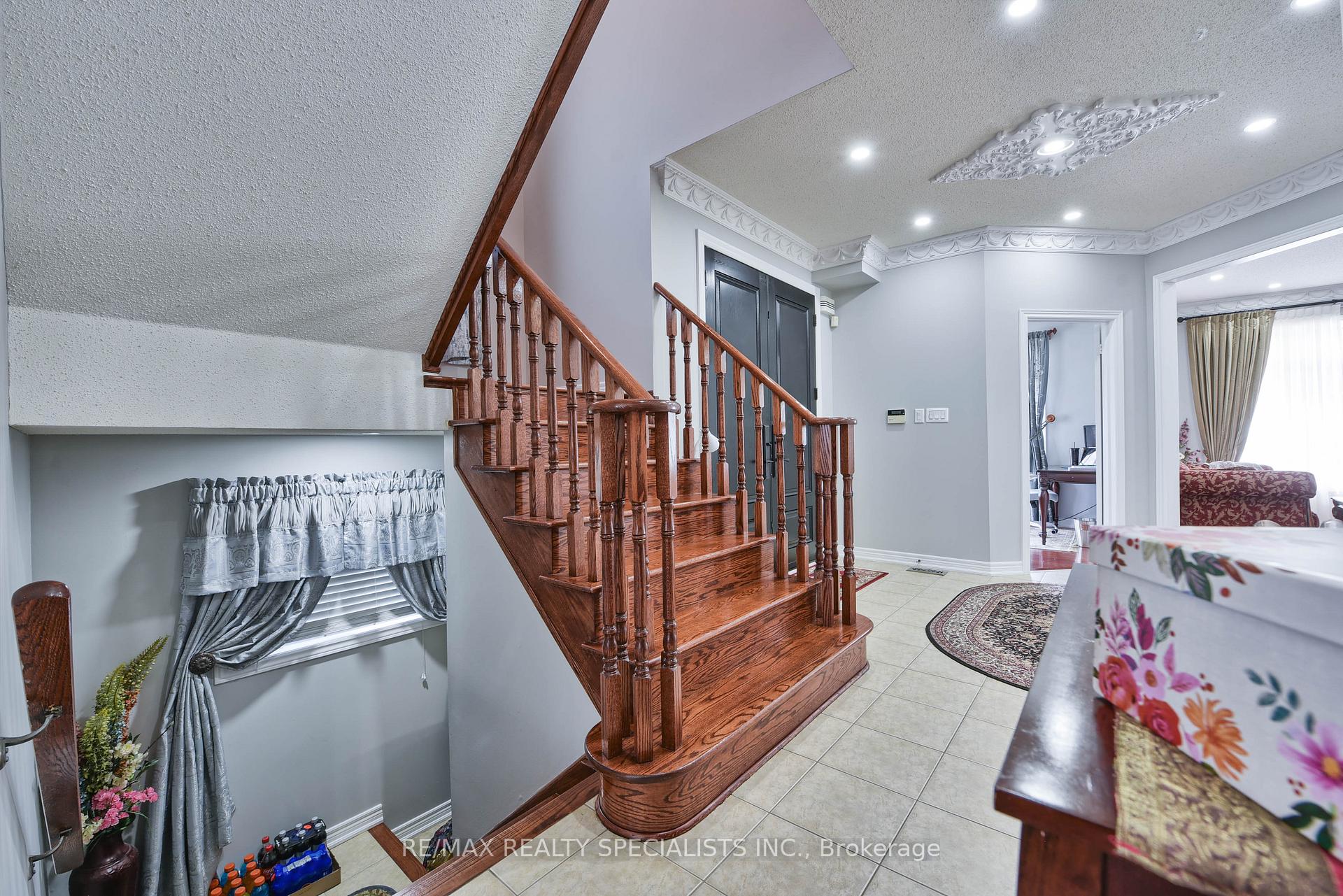 Photo 6 of 37 Bluffwood Crescent, Brampton, Bram East — HOMEH