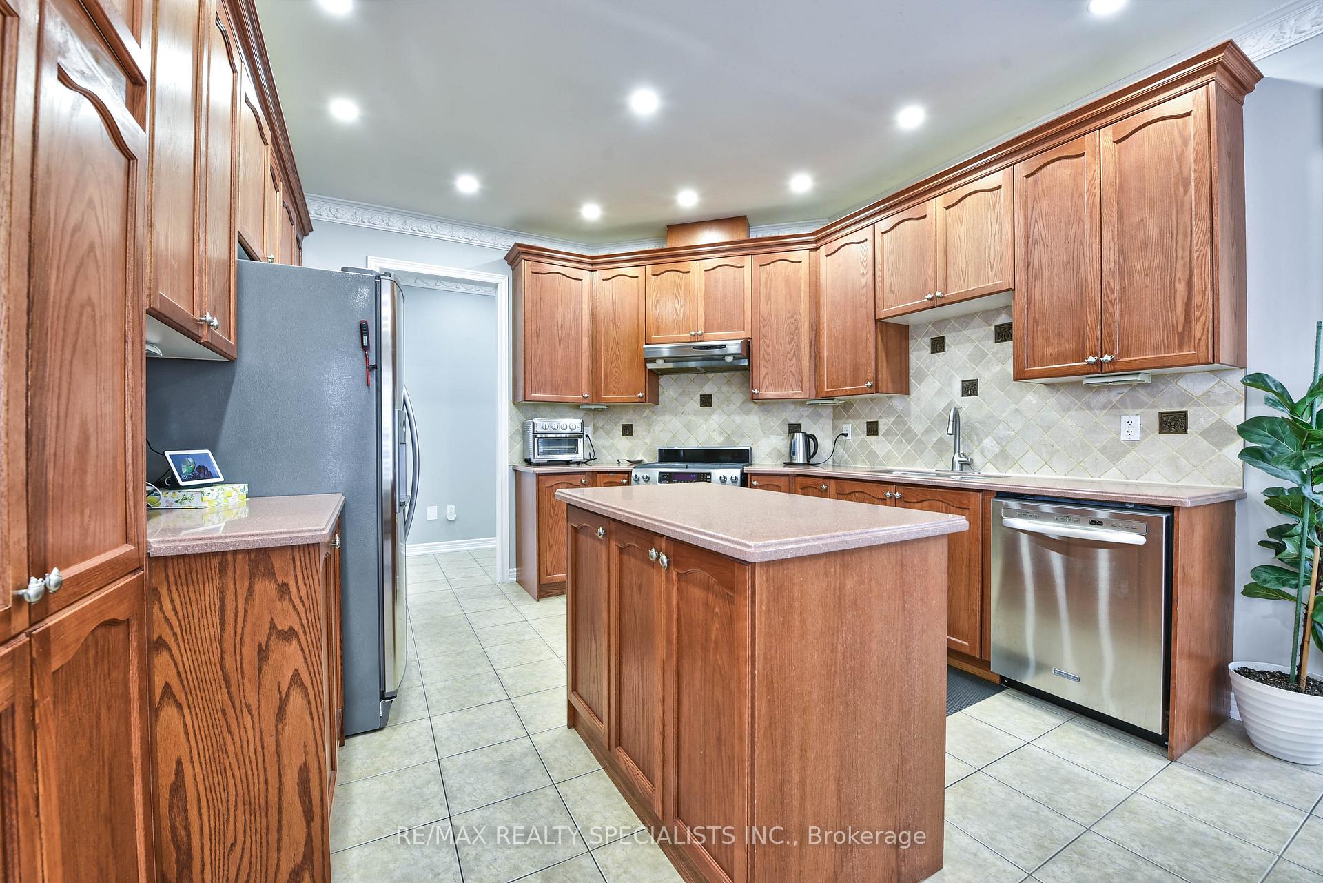 Photo 44 of 37 Bluffwood Crescent, Brampton, Bram East — HOMEH