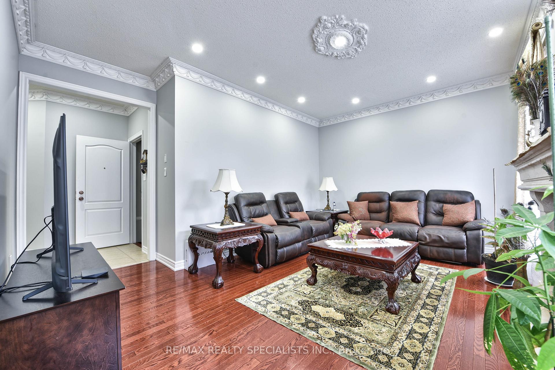 Photo 7 of 37 Bluffwood Crescent, Brampton, Bram East — HOMEH