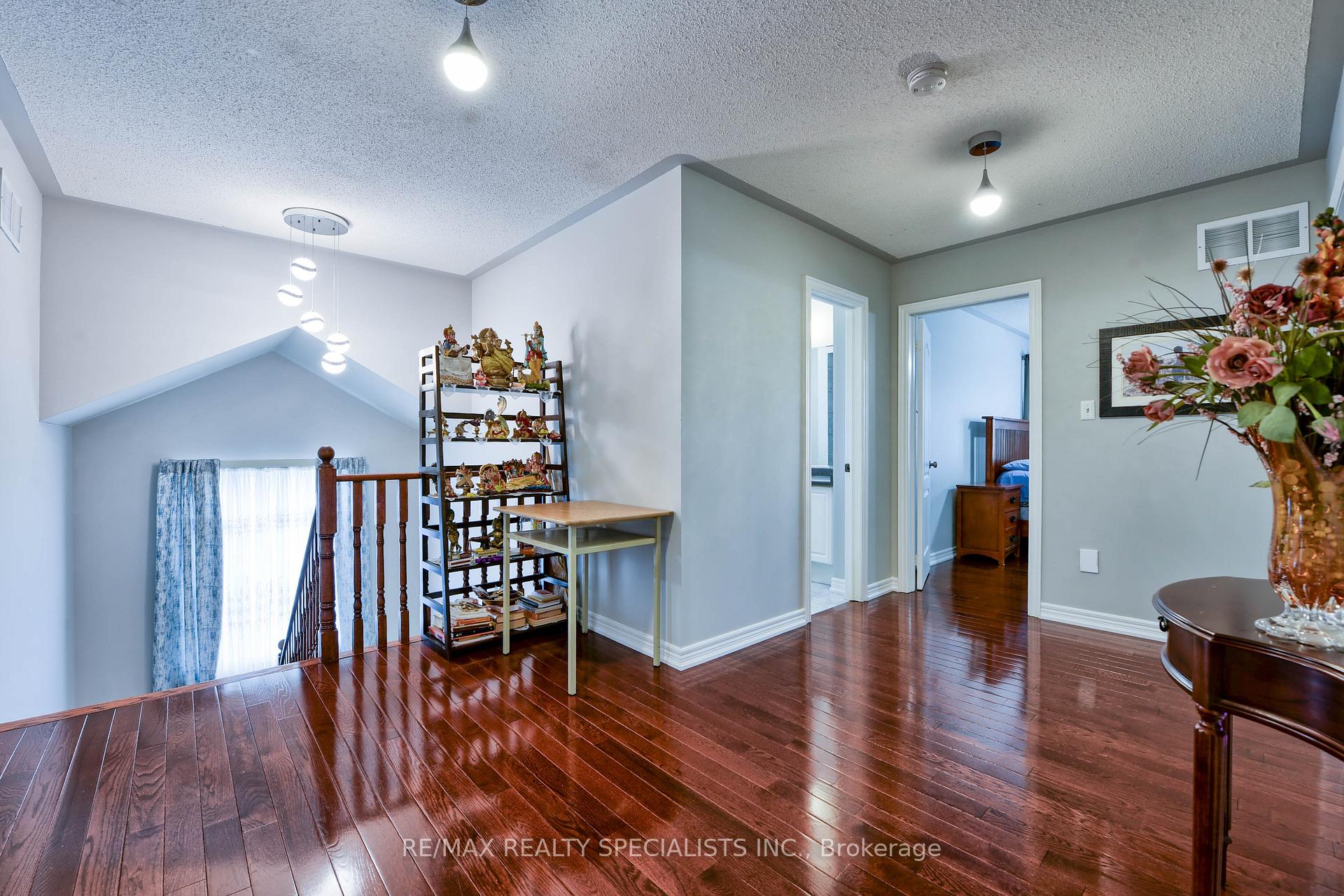 Photo 11 of 37 Bluffwood Crescent, Brampton, Bram East — HOMEH