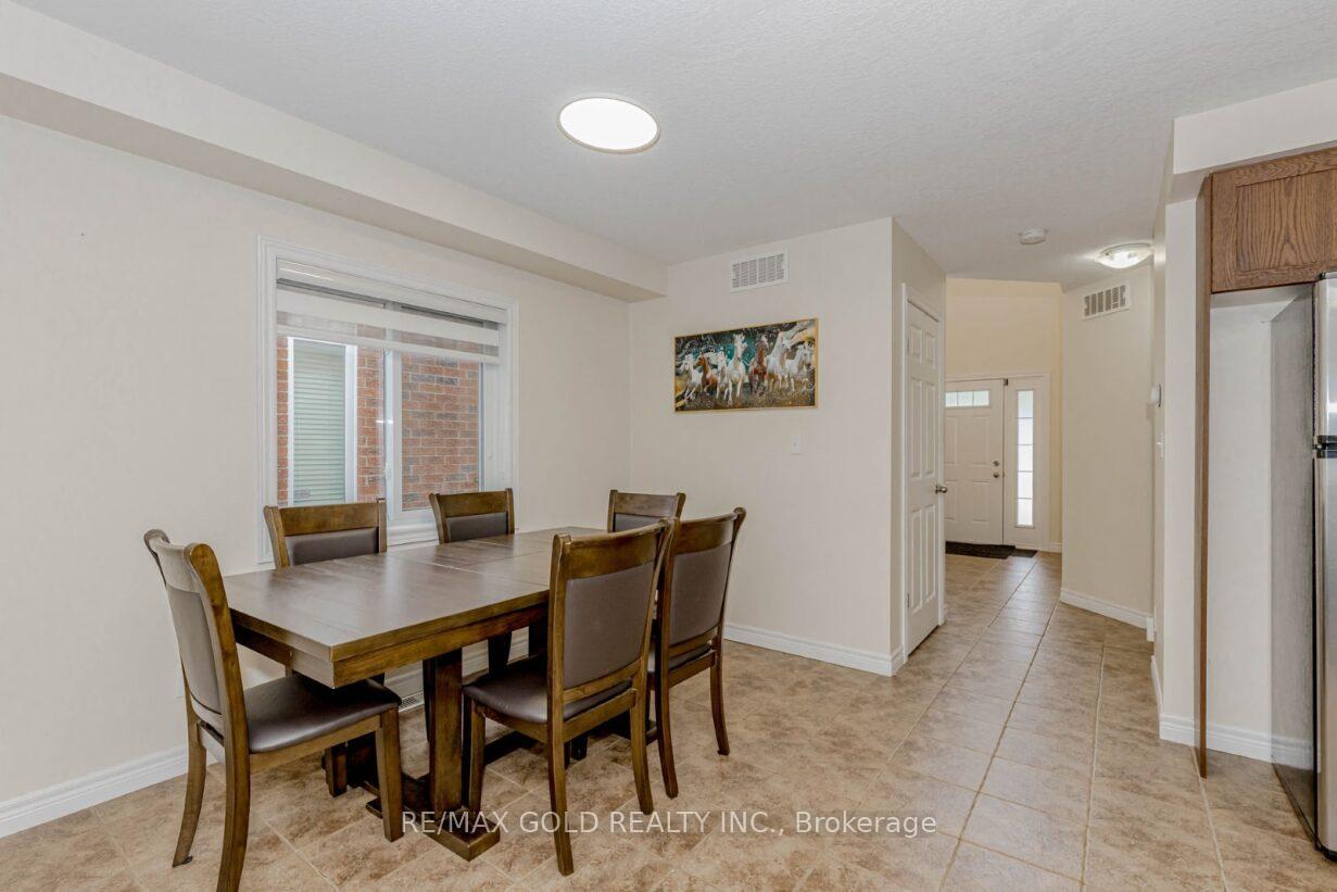 Photo 7 of 47 Hinrichs Crescent, Cambridge — HOMEH