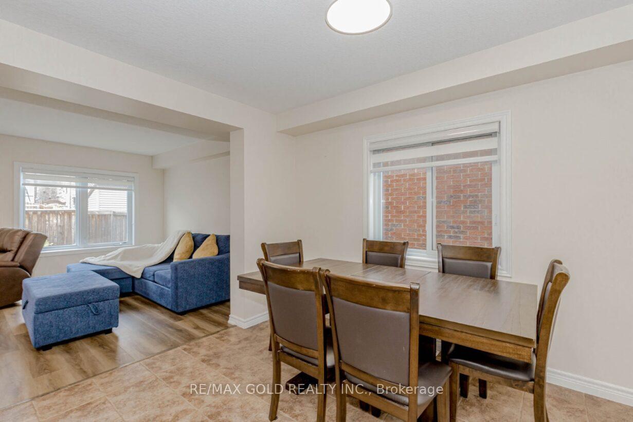 Photo 9 of 47 Hinrichs Crescent, Cambridge — HOMEH
