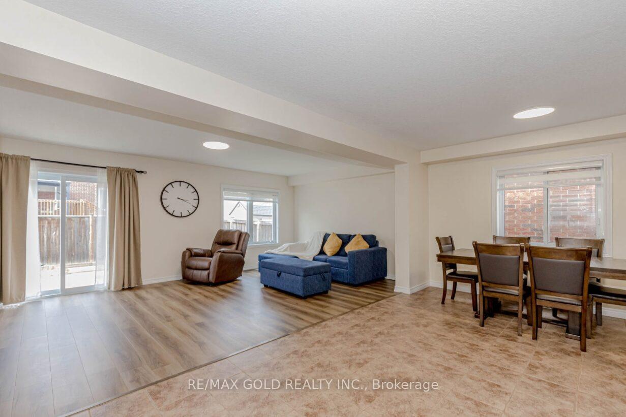 Photo 13 of 47 Hinrichs Crescent, Cambridge — HOMEH