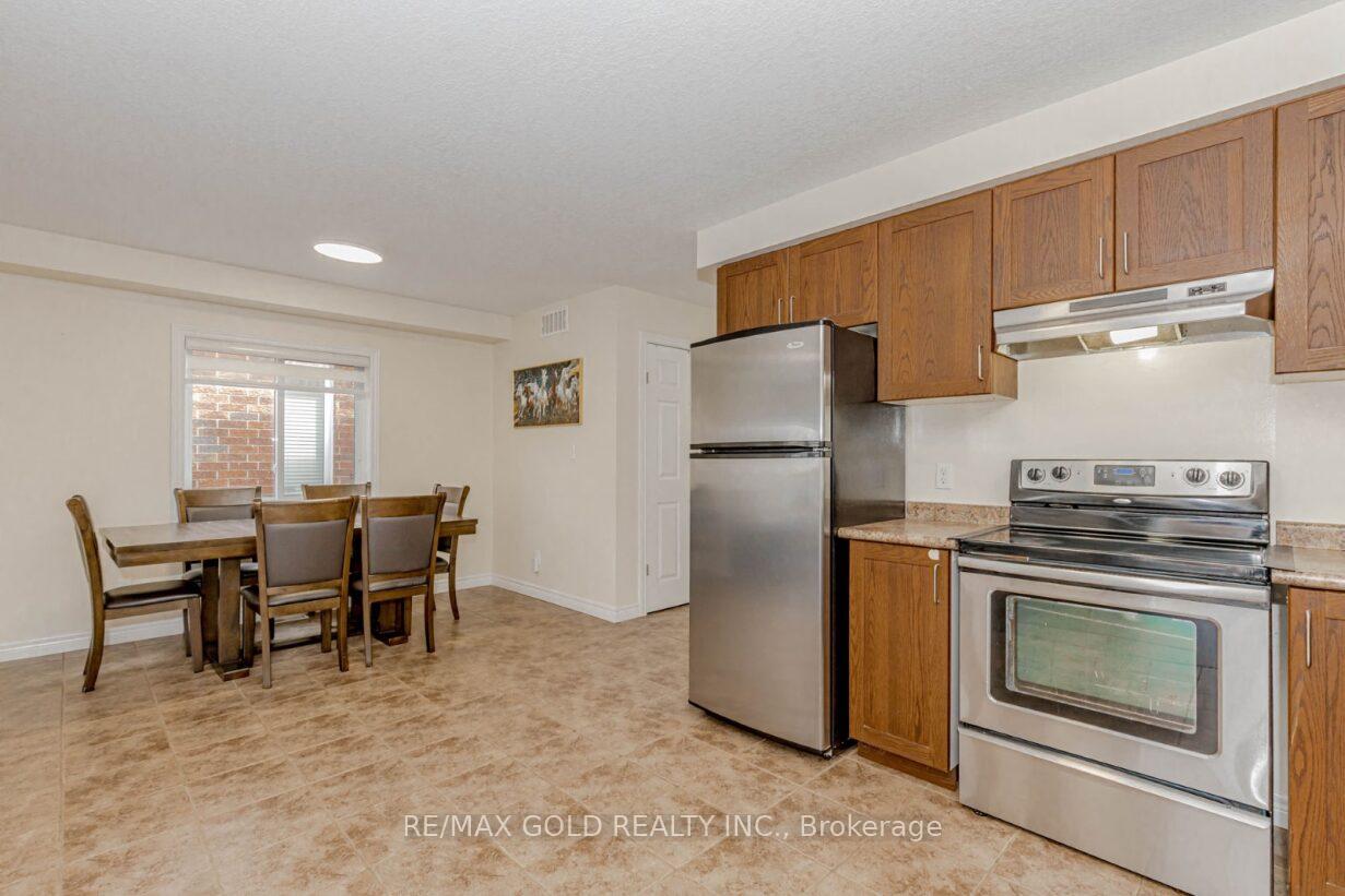 Photo 17 of 47 Hinrichs Crescent, Cambridge — HOMEH