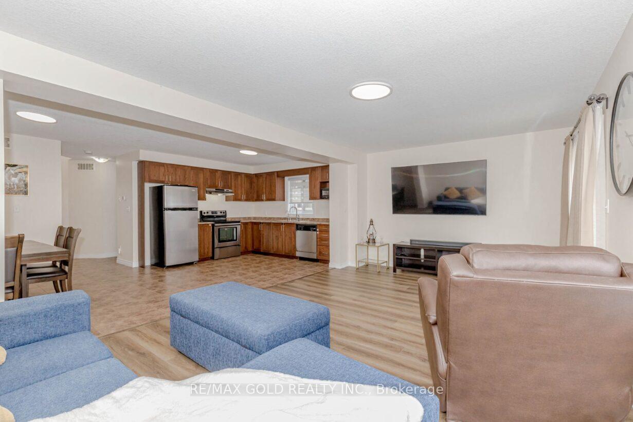 Photo 23 of 47 Hinrichs Crescent, Cambridge — HOMEH