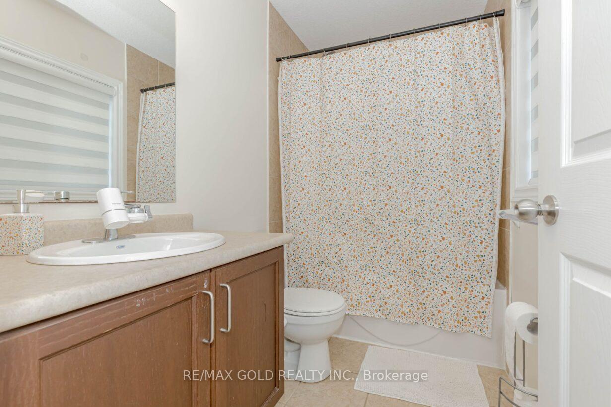 Photo 32 of 47 Hinrichs Crescent, Cambridge — HOMEH