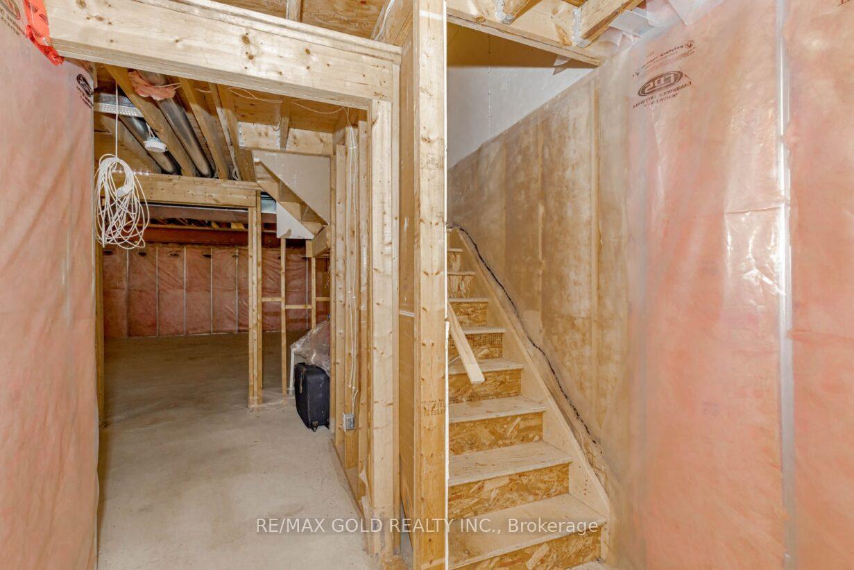 Photo 39 of 47 Hinrichs Crescent, Cambridge — HOMEH
