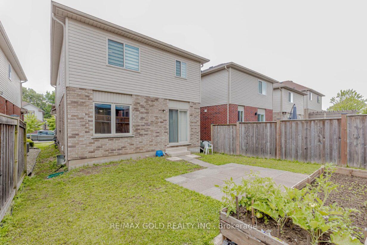 Photo 45 of 47 Hinrichs Crescent, Cambridge — HOMEH
