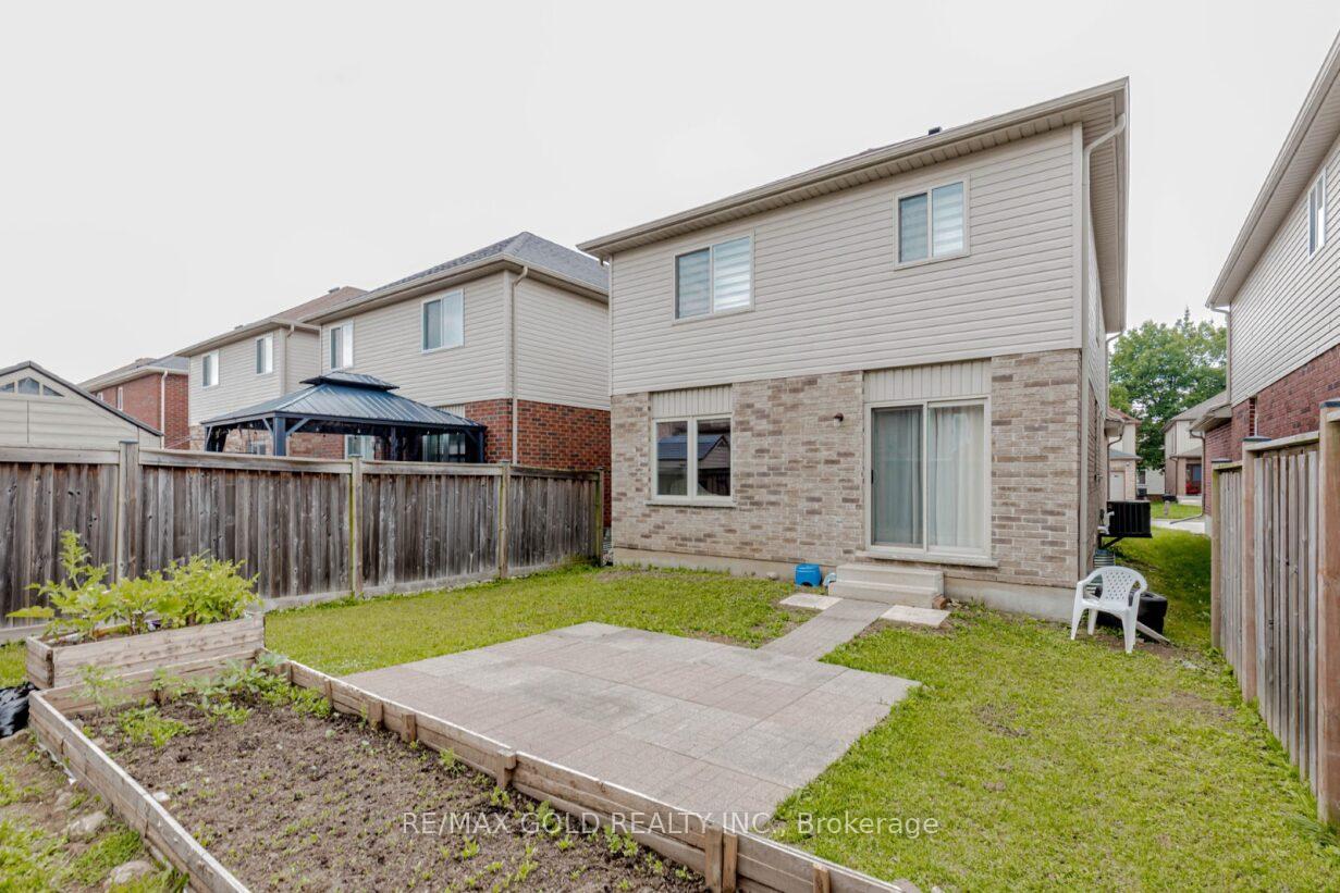 Photo 43 of 47 Hinrichs Crescent, Cambridge — HOMEH