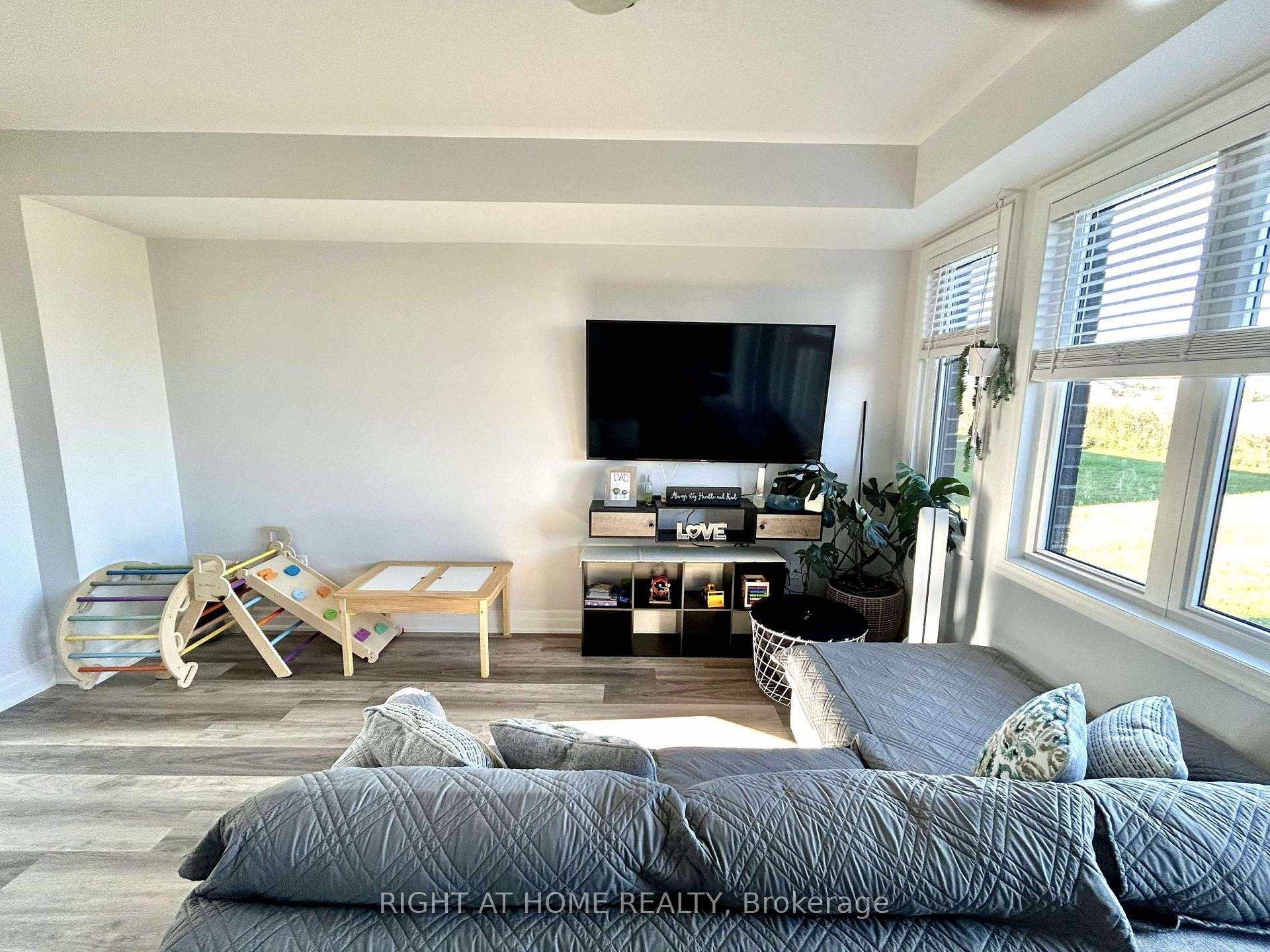 Photo 3 of 129 Union Boulevard, Wasaga Beach — HOMEH