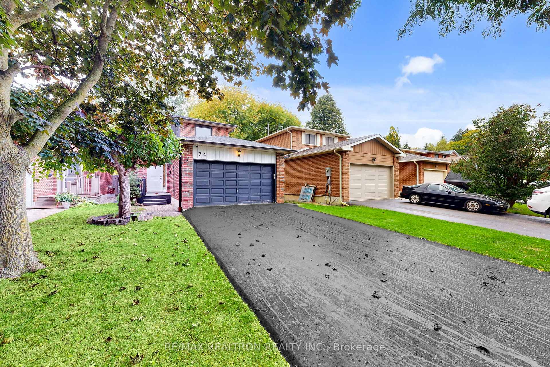 Photo 4 of 74 Trothen Circle, Markham, Markham Village — HOMEH