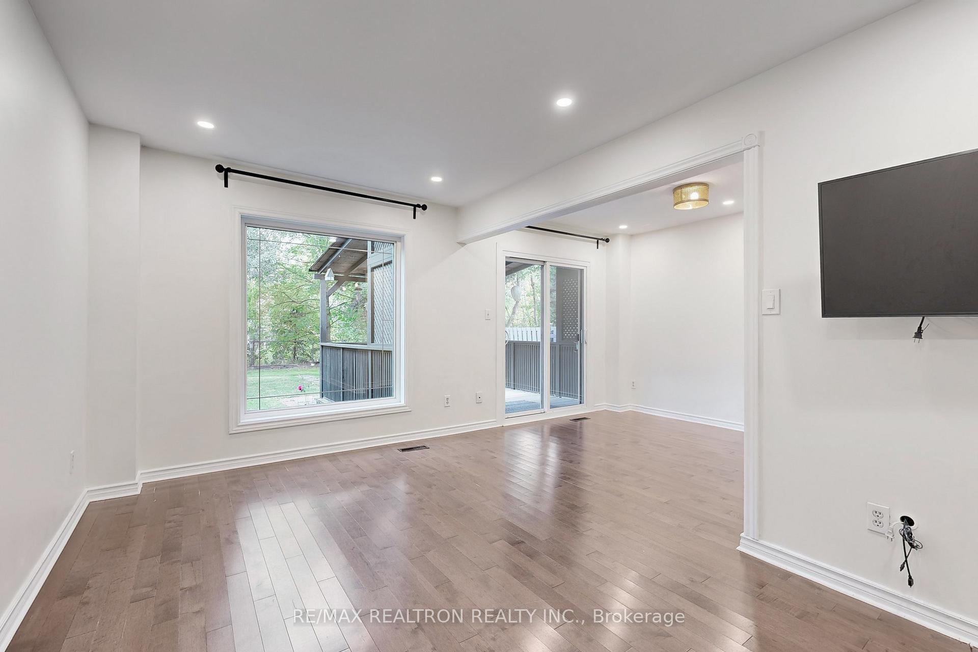 Photo 2 of 74 Trothen Circle, Markham, Markham Village — HOMEH