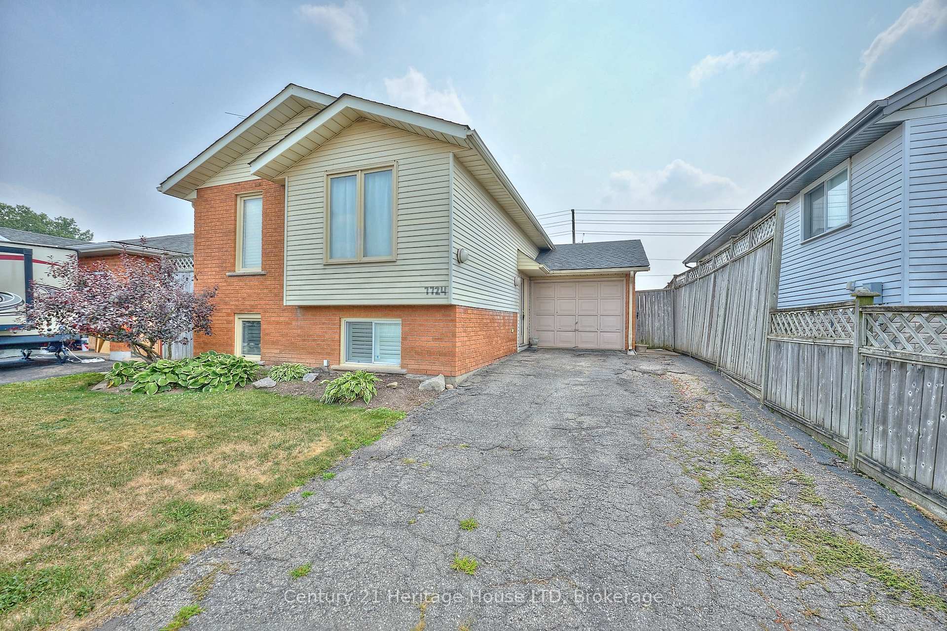 Photo 2 of 7724 Donlee Drive, Niagara Falls, Ascot — HOMEH