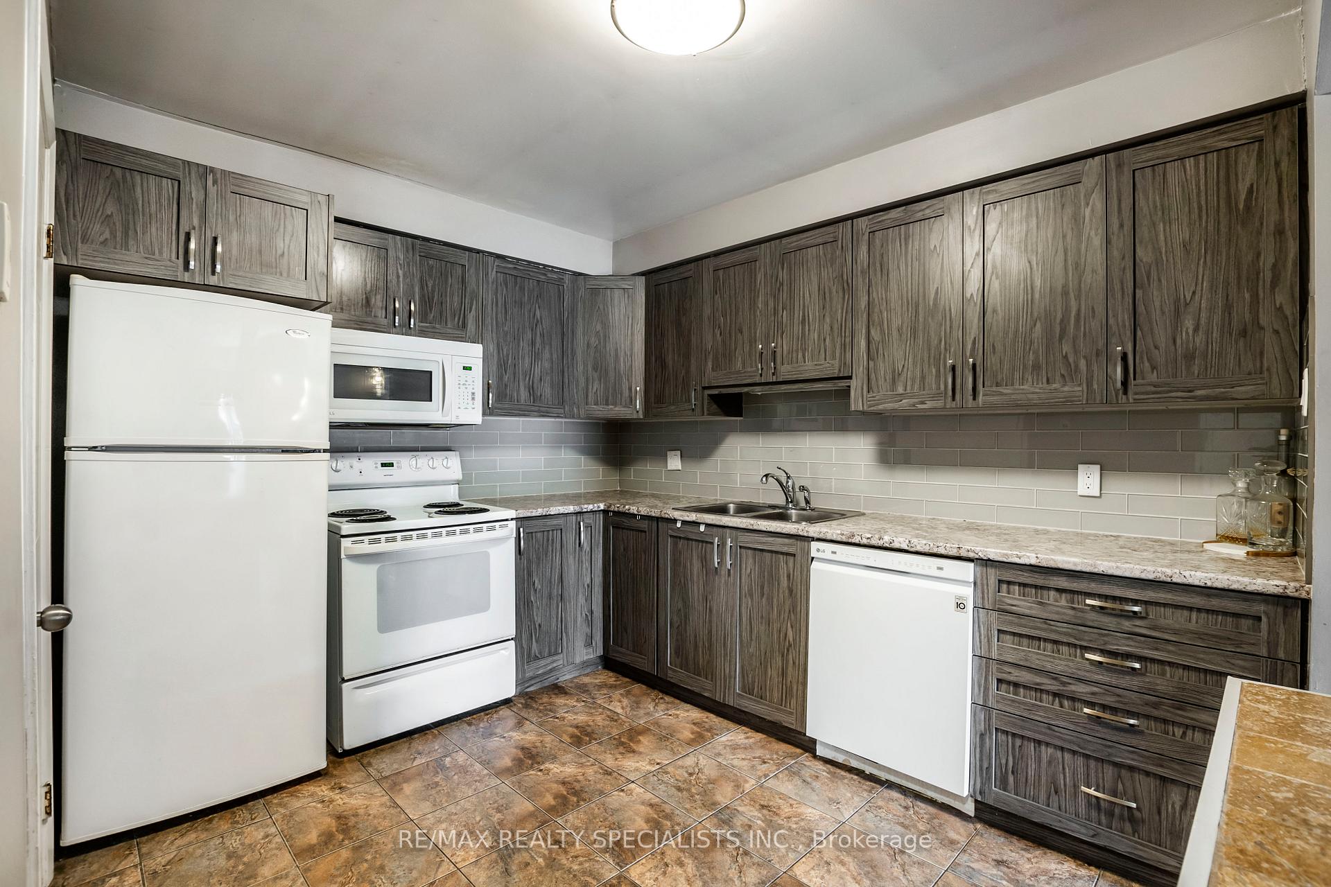 Photo 12 of Unit 410, 565 Greenfield Avenue, Kitchener — HOMEH