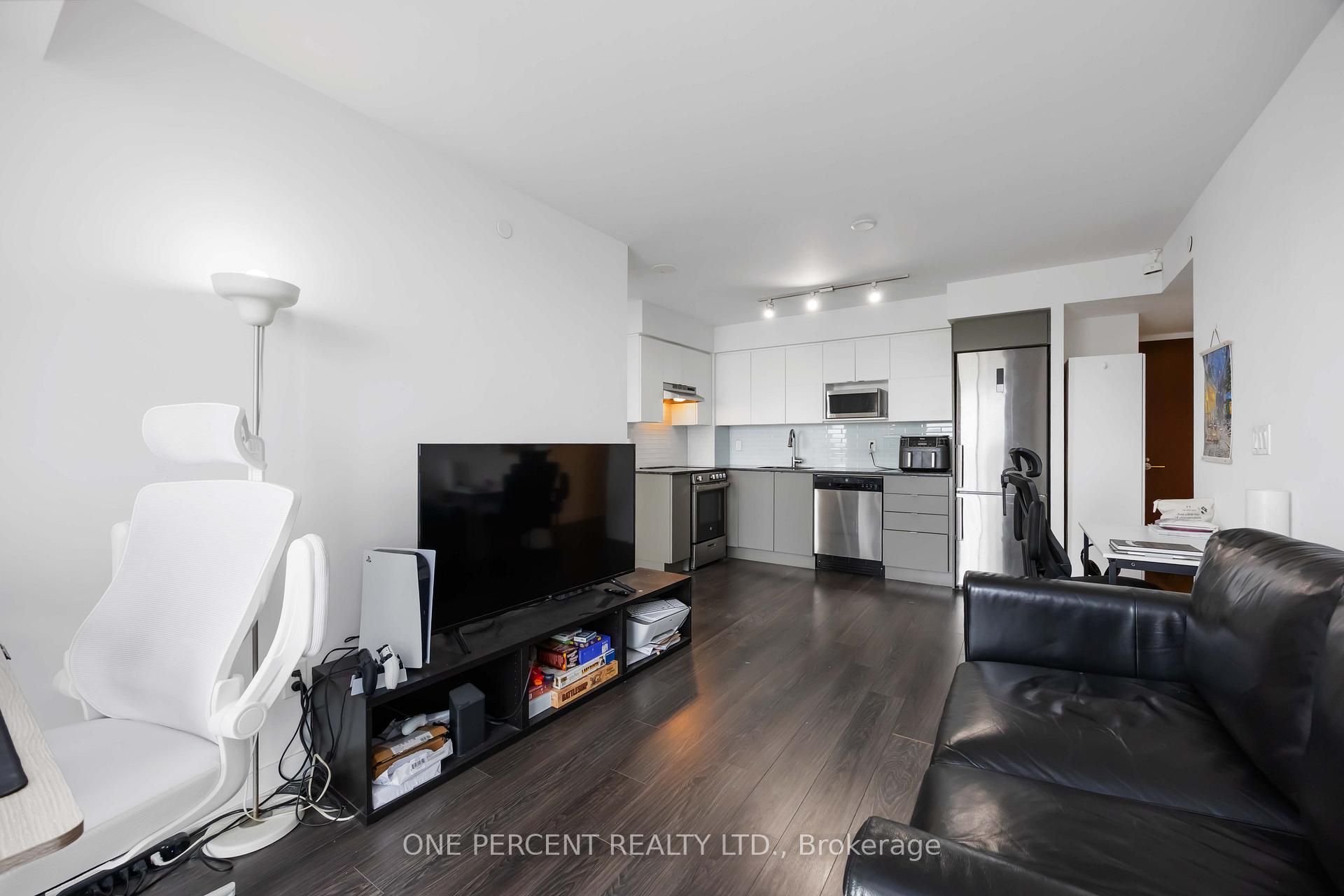 Photo 5 of Unit 811, 120 Varna Drive, Toronto, Englemount-Lawrence — HOMEH