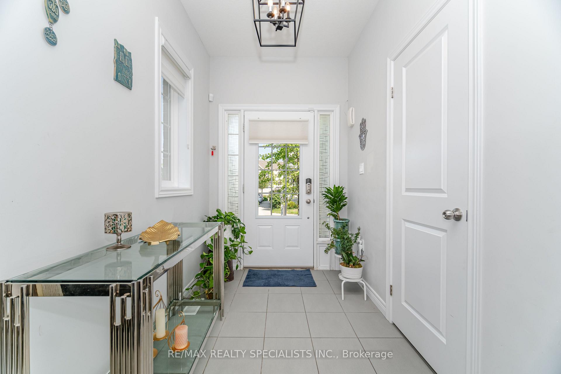 Photo 2 of Unit 6, 90 Raymond Road, Hamilton, Meadowlands — HOMEH