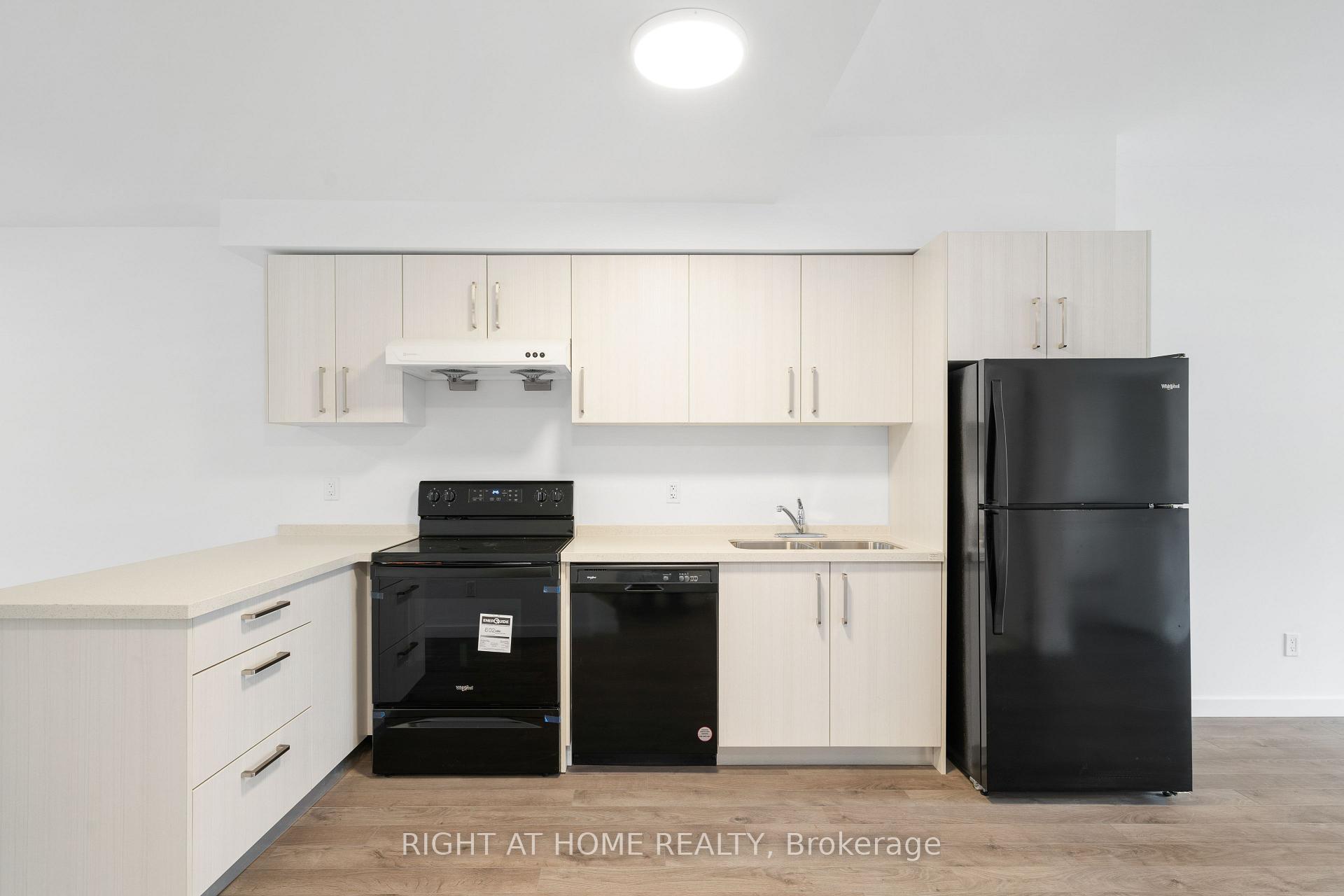 Photo 3 of 42 Waterleaf Tr E, Welland, Broadway — HOMEH
