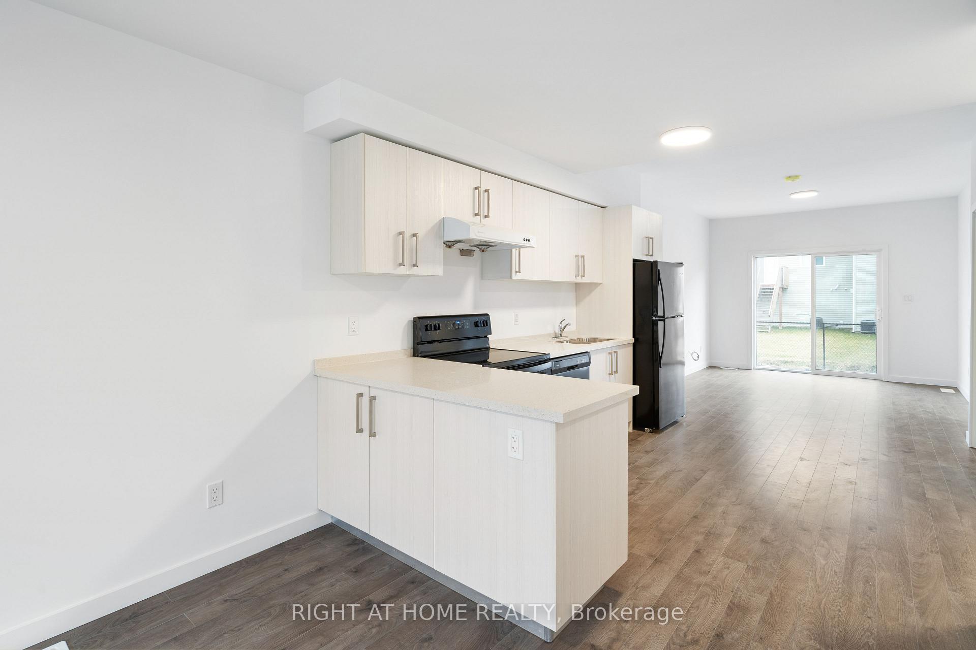 Photo 5 of 42 Waterleaf Tr E, Welland, Broadway — HOMEH