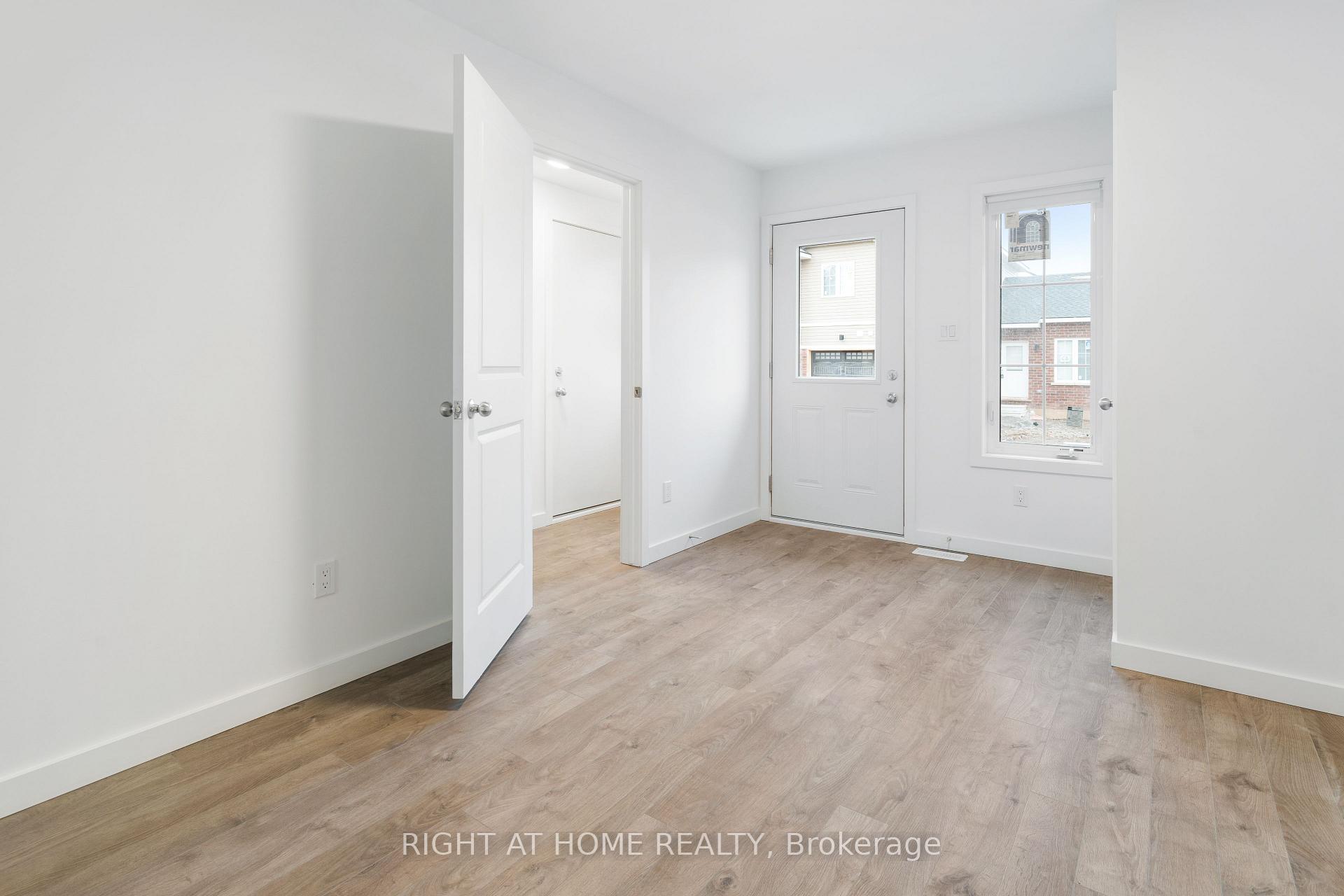 Photo 2 of 42 Waterleaf Tr E, Welland, Broadway — HOMEH