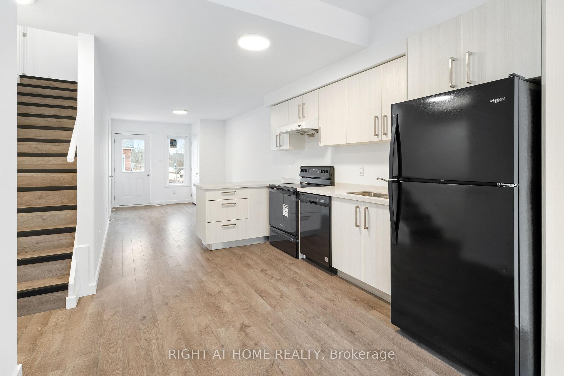 Photo 8 of 42 Waterleaf Tr E, Welland, Broadway — HOMEH