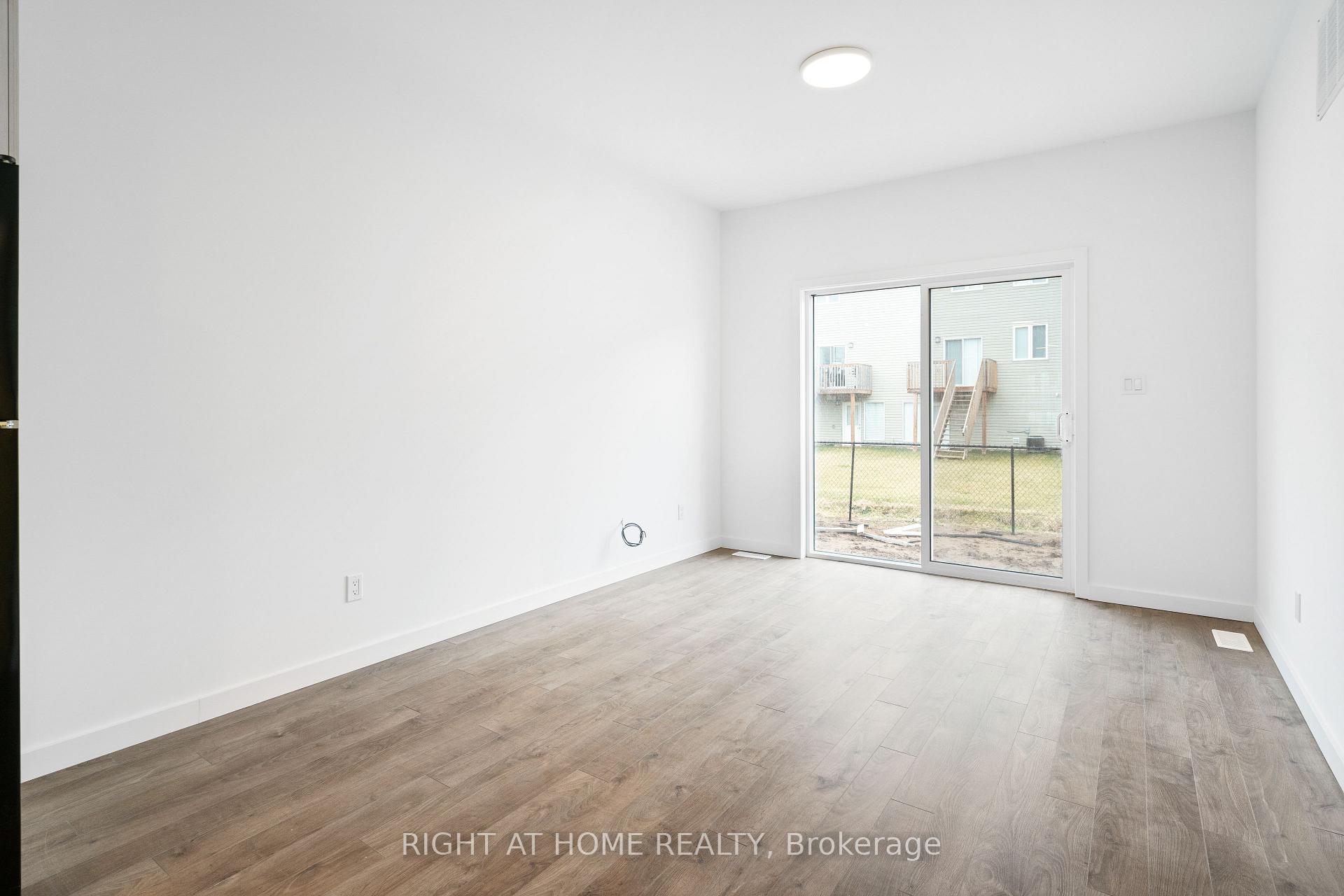 Photo 10 of 42 Waterleaf Tr E, Welland, Broadway — HOMEH