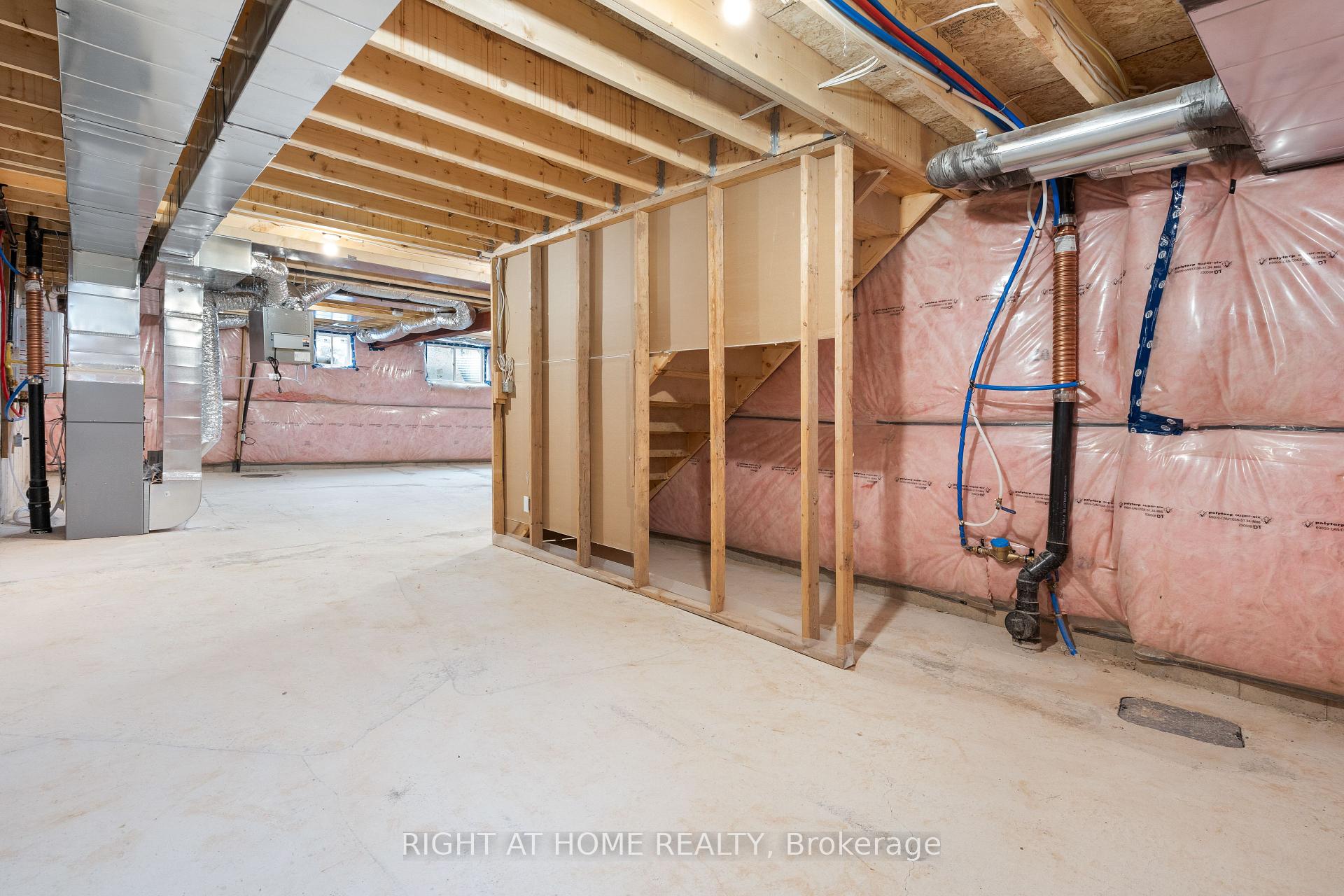 Photo 23 of 42 Waterleaf Tr E, Welland, Broadway — HOMEH