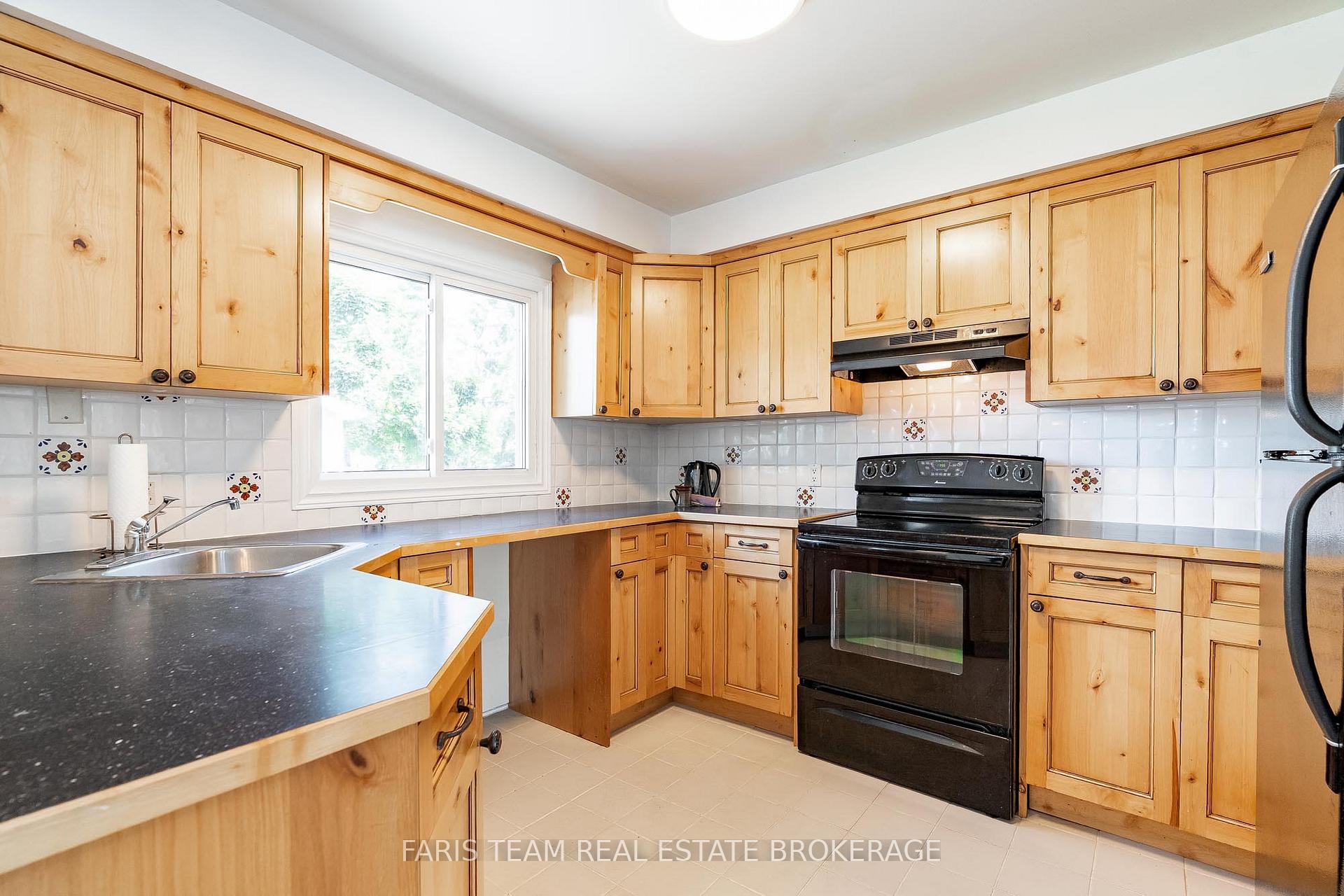Photo 3 of 32 Janice Drive, Barrie, Sunnidale — HOMEH
