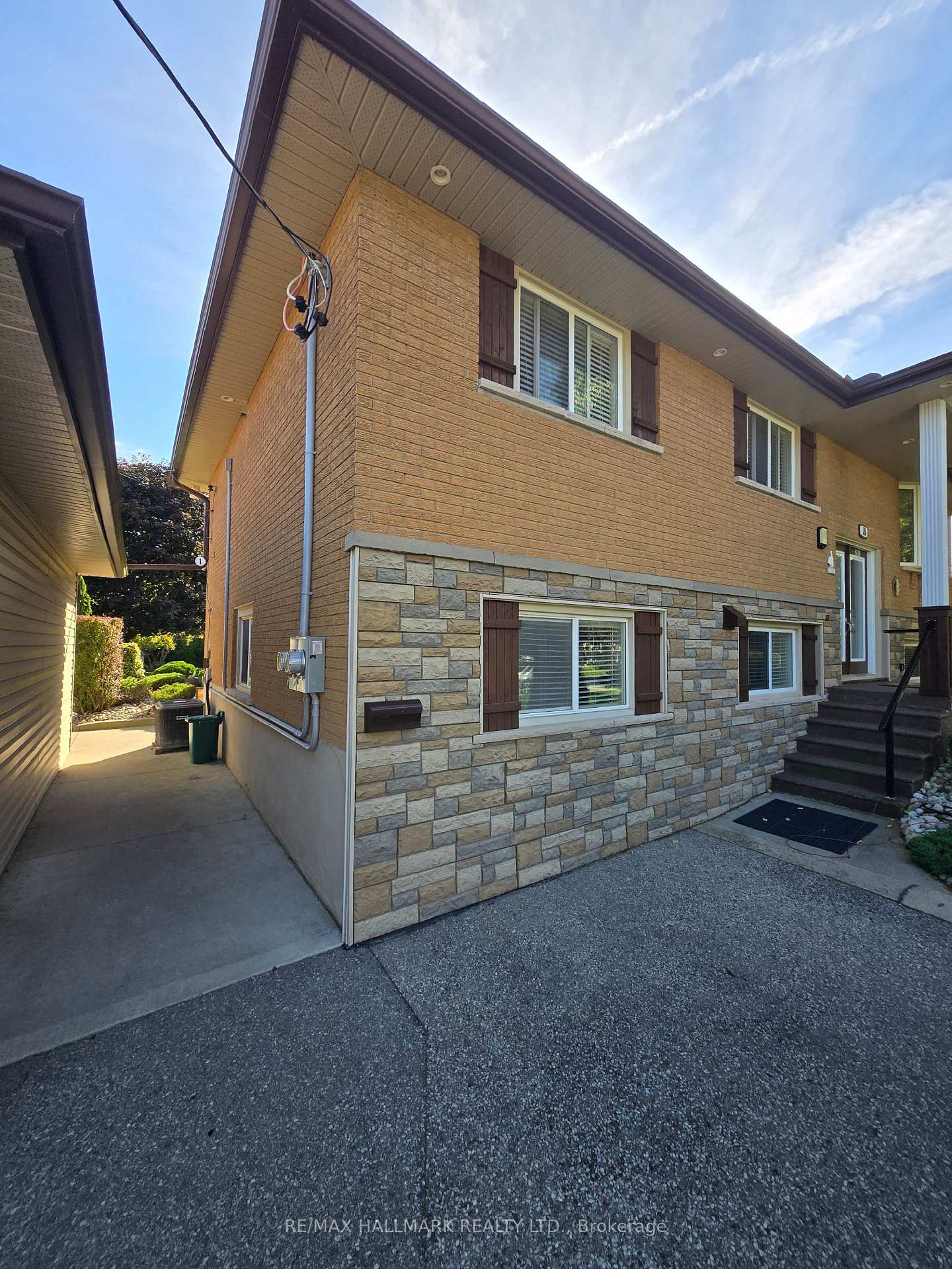 Photo 3 of Unit 101, 18 Summerside Crescent, Cambridge — HOMEH
